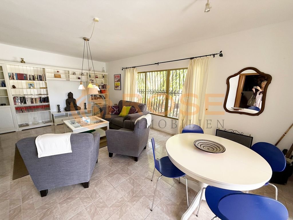 Offenes Wohnzimmer mit flexibler Raumgestaltung und direktem Zugang zur Terrasse