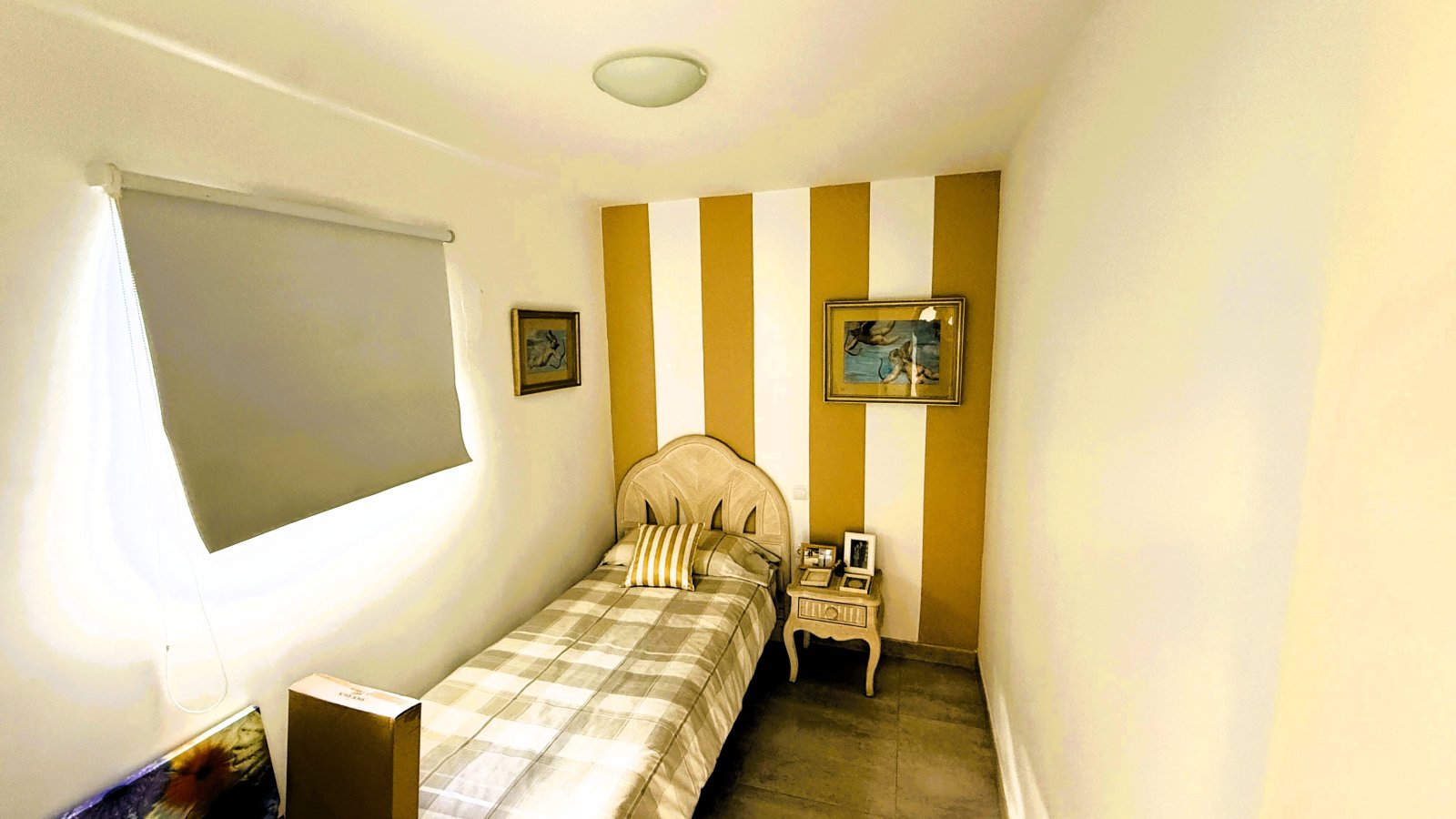 Kompaktes Schlafzimmer mit Fensterbelichtung und eingebauten Wandschränken