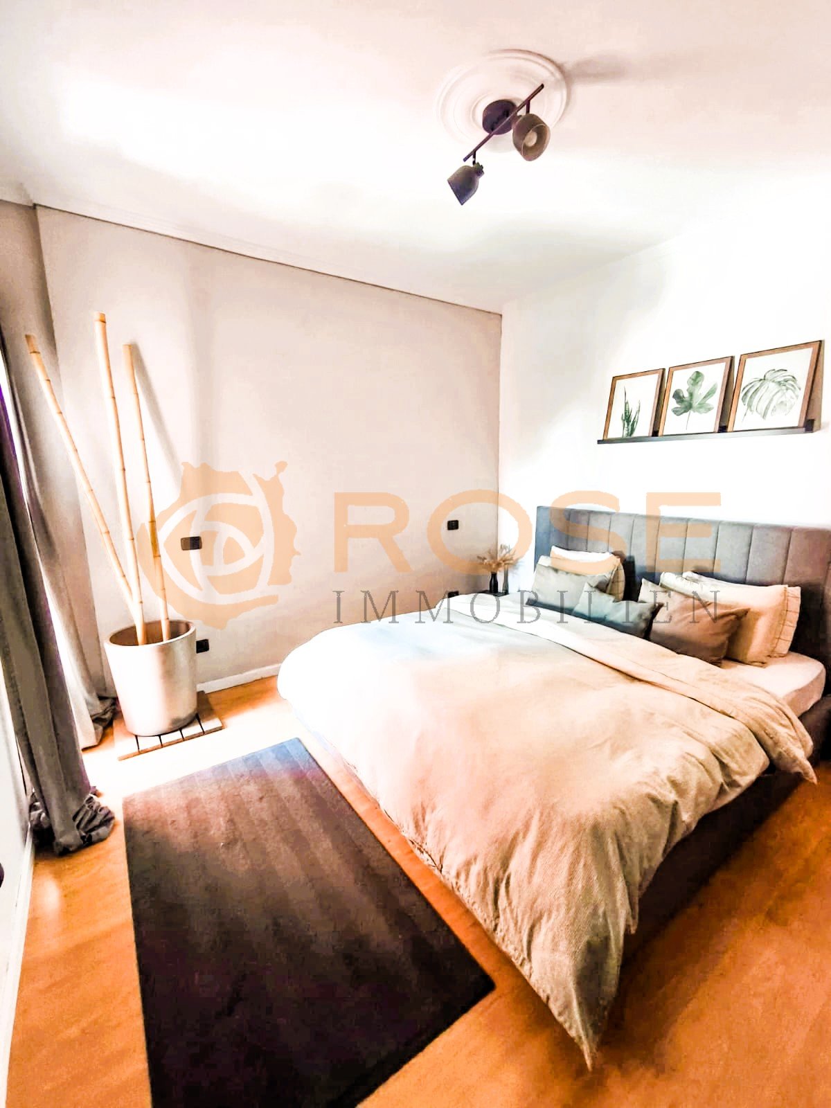 Helles Schlafzimmer mit raumhohem Kopfteil und optimaler Fensterpositionierung