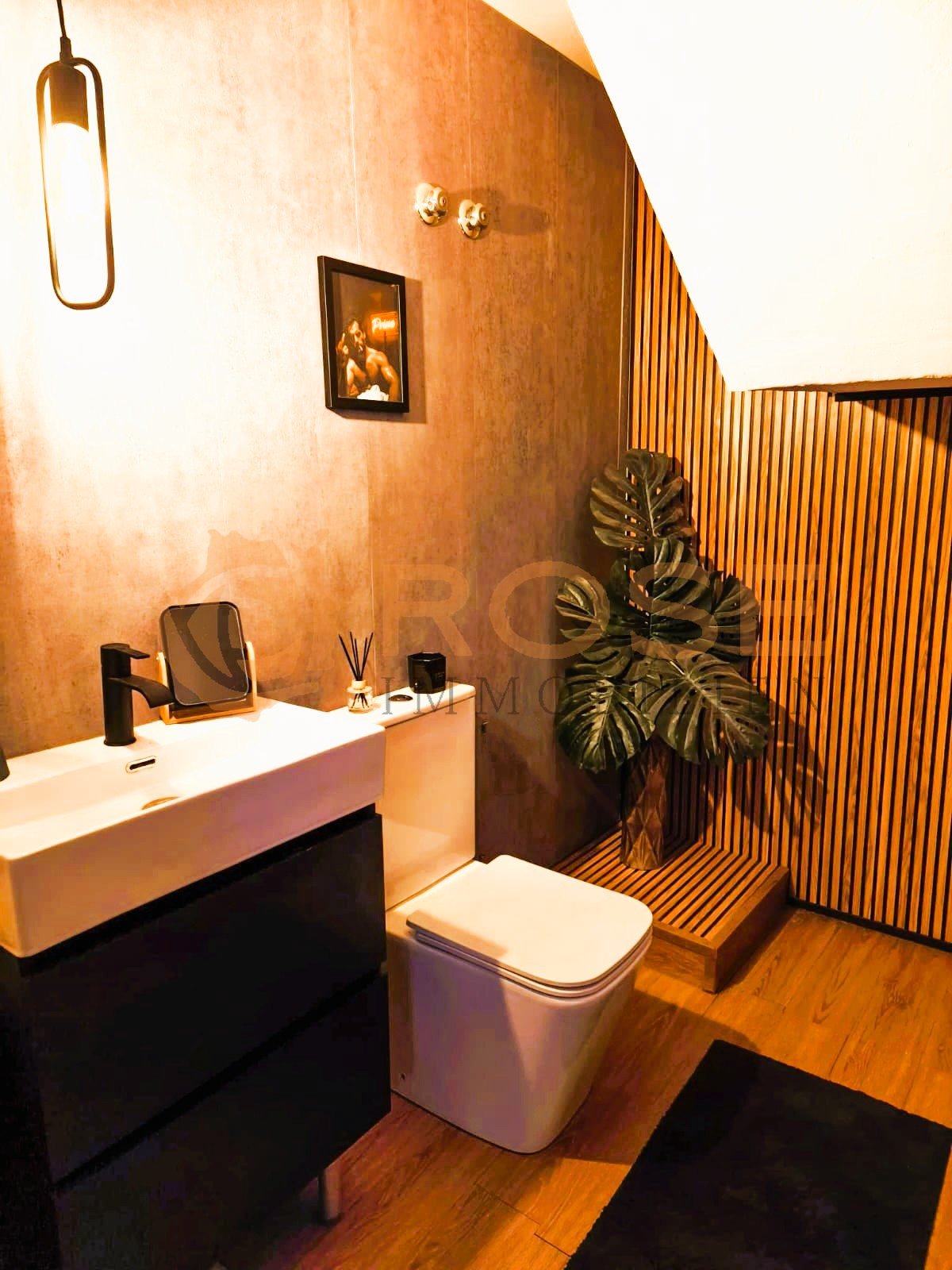 Stilvolles Gäste-WC mit hochwertiger Wandgestaltung und eleganter Ausstattung