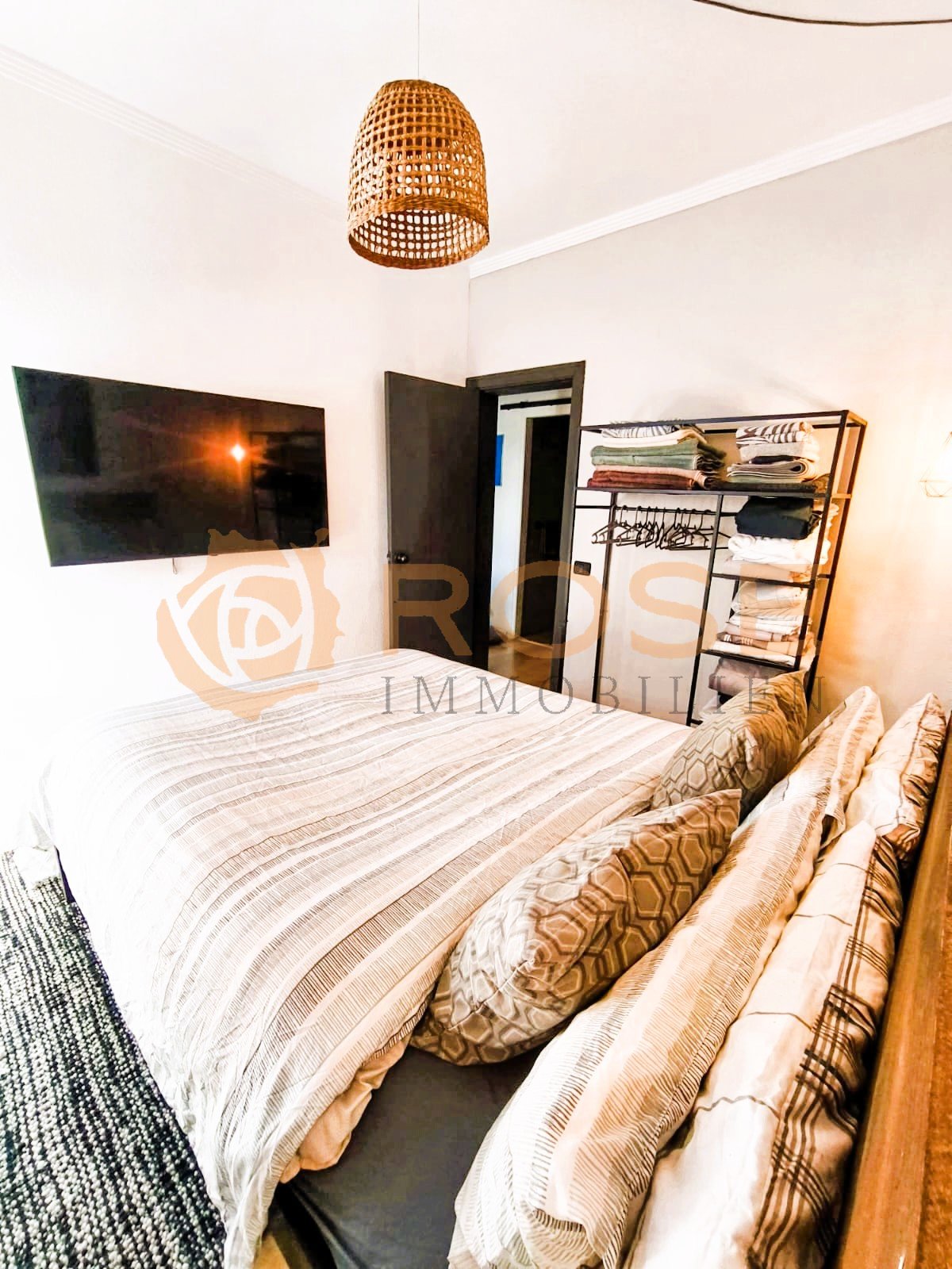 Komfortables Schlafzimmer mit praktischer Schrankwandlösung und moderner Deckengestaltung