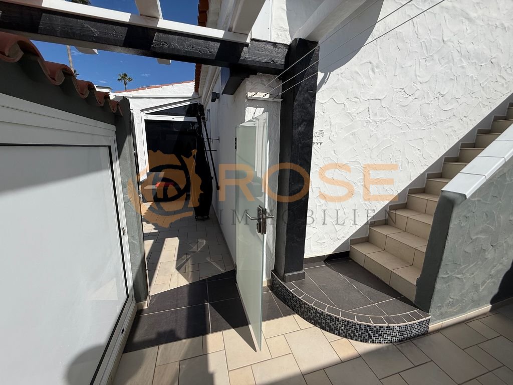 Elegante Außentreppe mit hochwertiger Fliesenbeläge und überdachter Pergola-Struktur Elegante Außentreppe mit hochwertiger Fliesenbeläge und überdachter Pergola-Struktur