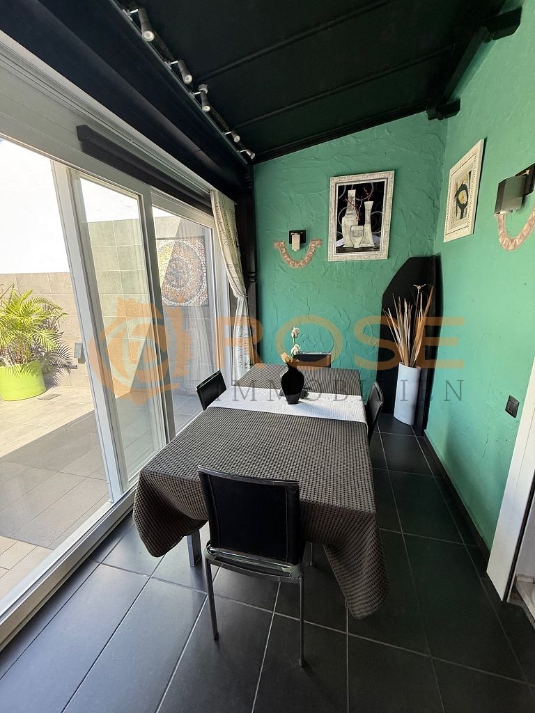 Esszimmer mit direktem Terrassenzugang und hochwertiger Schiebeverglassung Esszimmer mit direktem Terrassenzugang und hochwertiger Schiebeverglassung