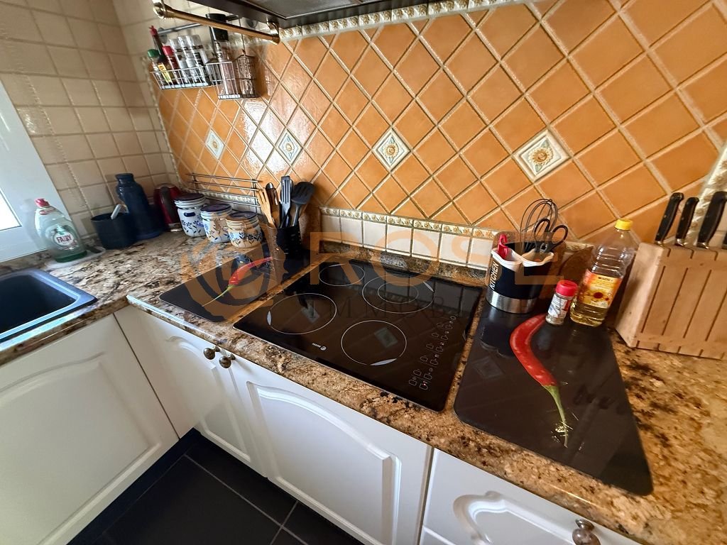 Moderne Küche mit Keramik-Kochmulde und hochwertiger Granitarbeitsplatte Moderne Küche mit Keramik-Kochmulde und hochwertiger Granitarbeitsplatte