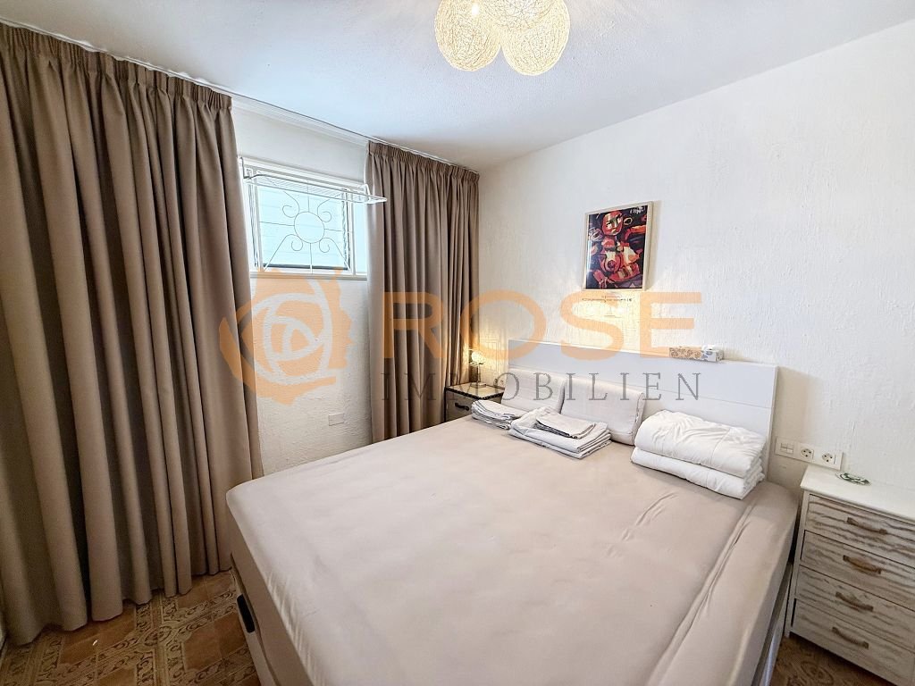 Komfortables Schlafzimmer mit großem Fenster und praktischem Stauraum