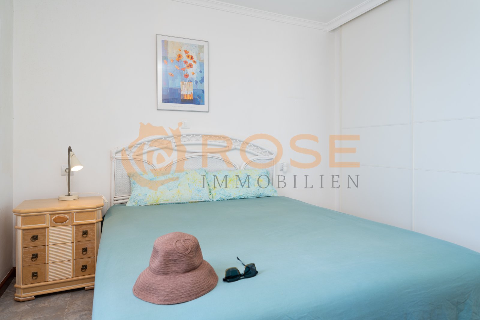 Helles Schlafzimmer mit großem Platzangebot und klarer Raumstruktur