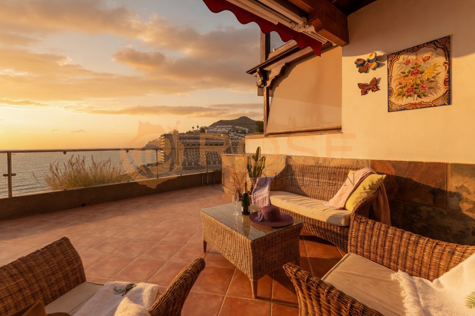 Überdachte Lounge-Terrasse mit Meerblick und eleganter Holzpergola – Ihr privater Wohlfühlbereich unter freiem Himmel