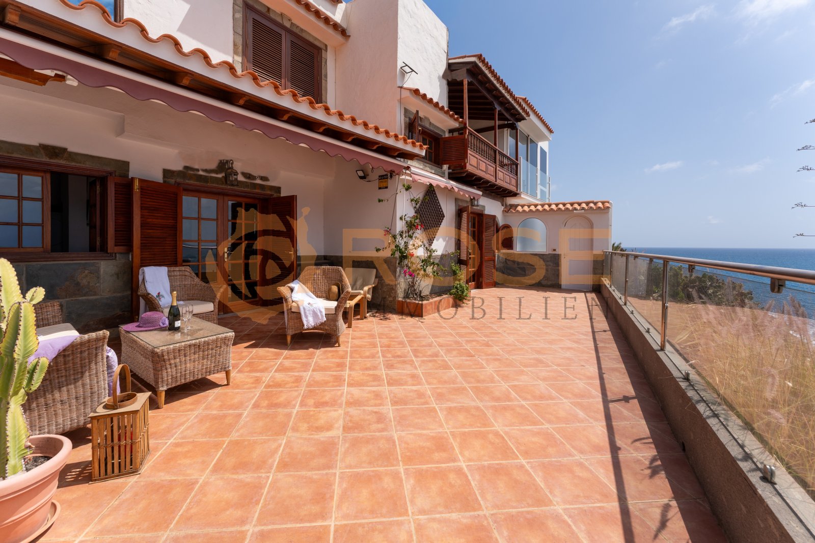 Terrassenanlage mit Rundum-Meerblick und eleganter Arkaden-Veranda – Ihr privater Außenwohnbereich