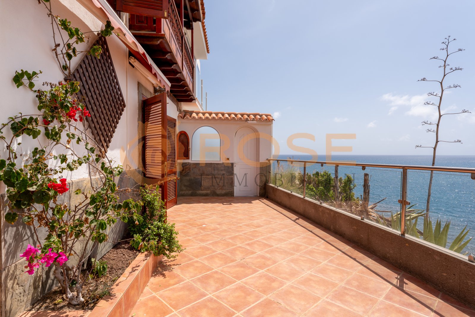 Terrasse mit Meerblick und eleganter Arkaden-Architektur – Ihr privater Rückzugsort