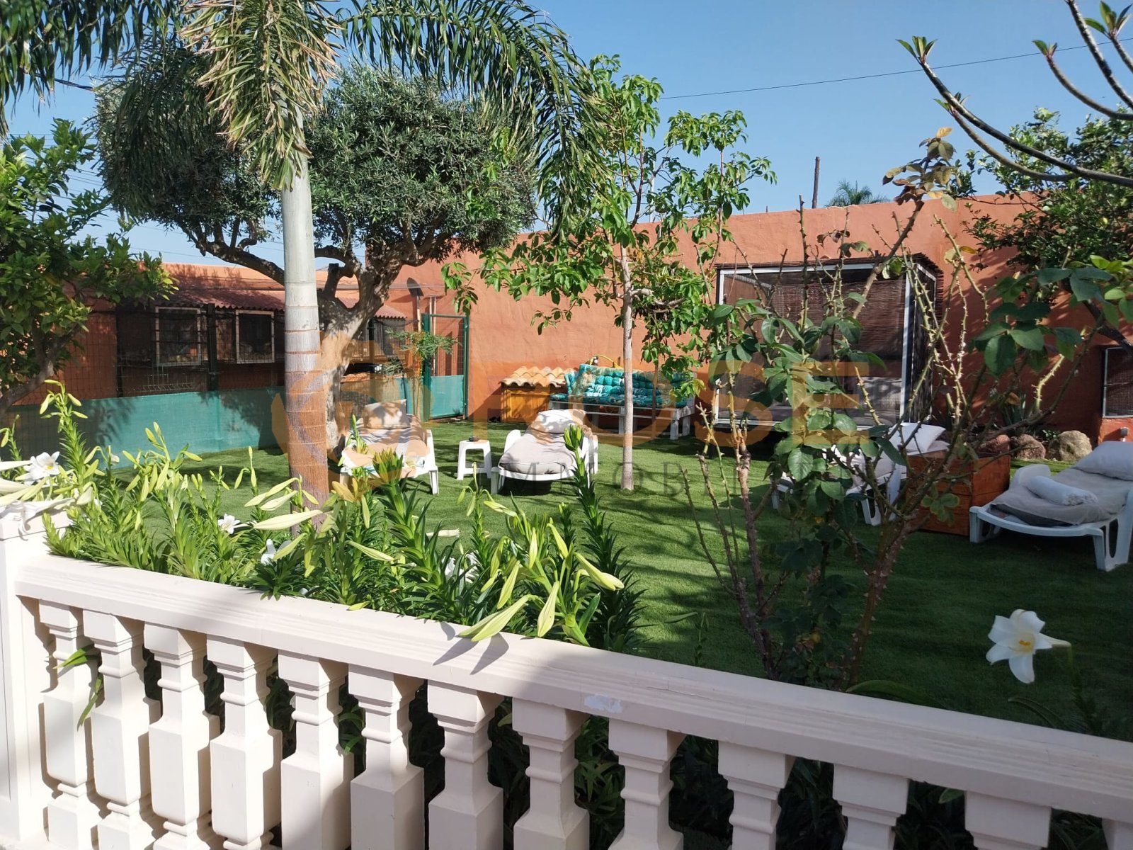 Weitläufiger Garten mit Balustrade und Blick auf die gesamte Außenanlage
