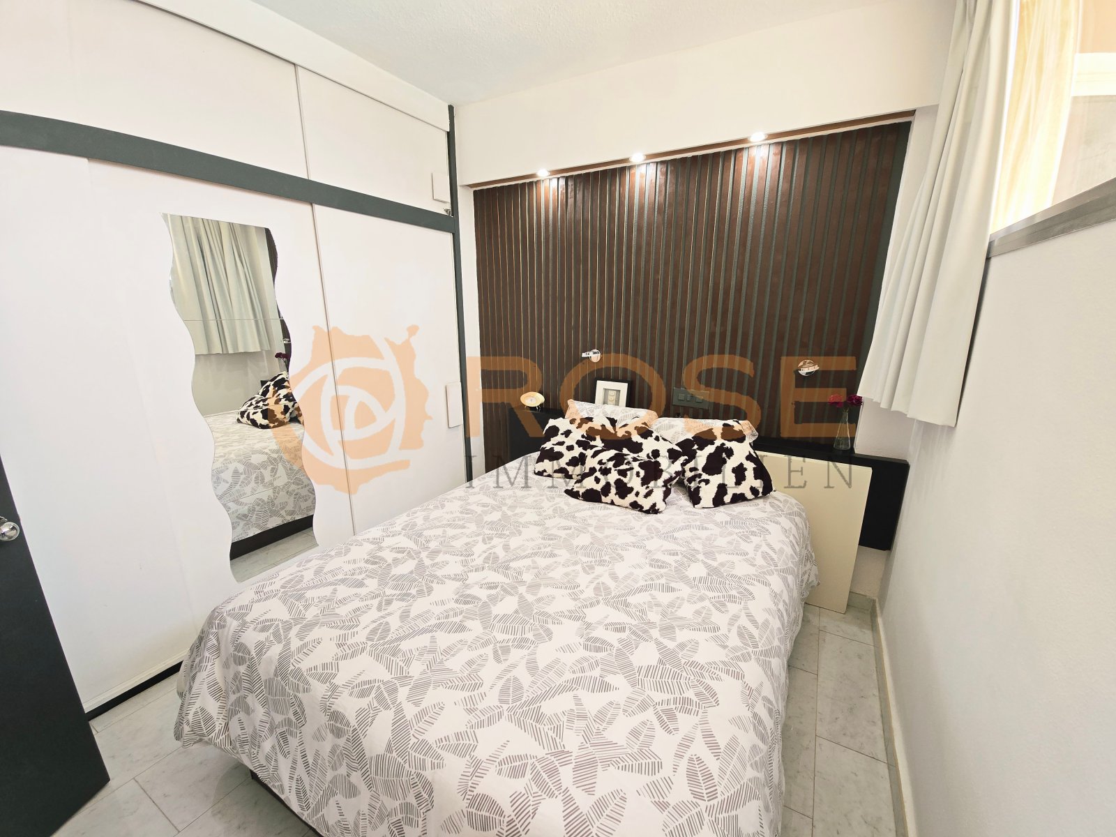 Schlafzimmer mit integriertem Ankleidebereich und hochwertigen Einbauschränken Schlafzimmer mit integriertem Ankleidebereich und hochwertigen Einbauschränken