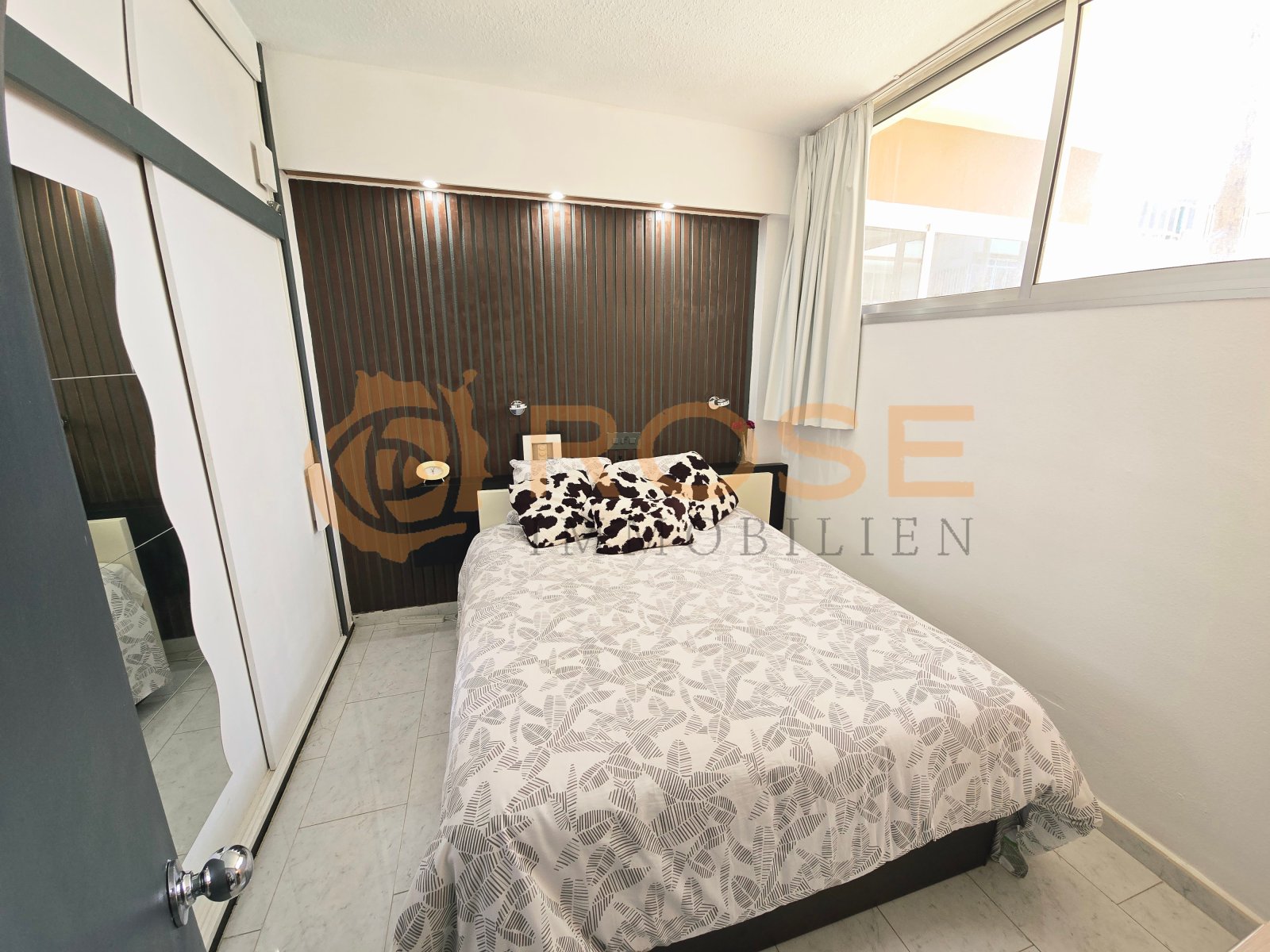Schlafzimmer mit begehbarem Kleiderschrank und großflächiger Verglasung Schlafzimmer mit begehbarem Kleiderschrank und großflächiger Verglasung