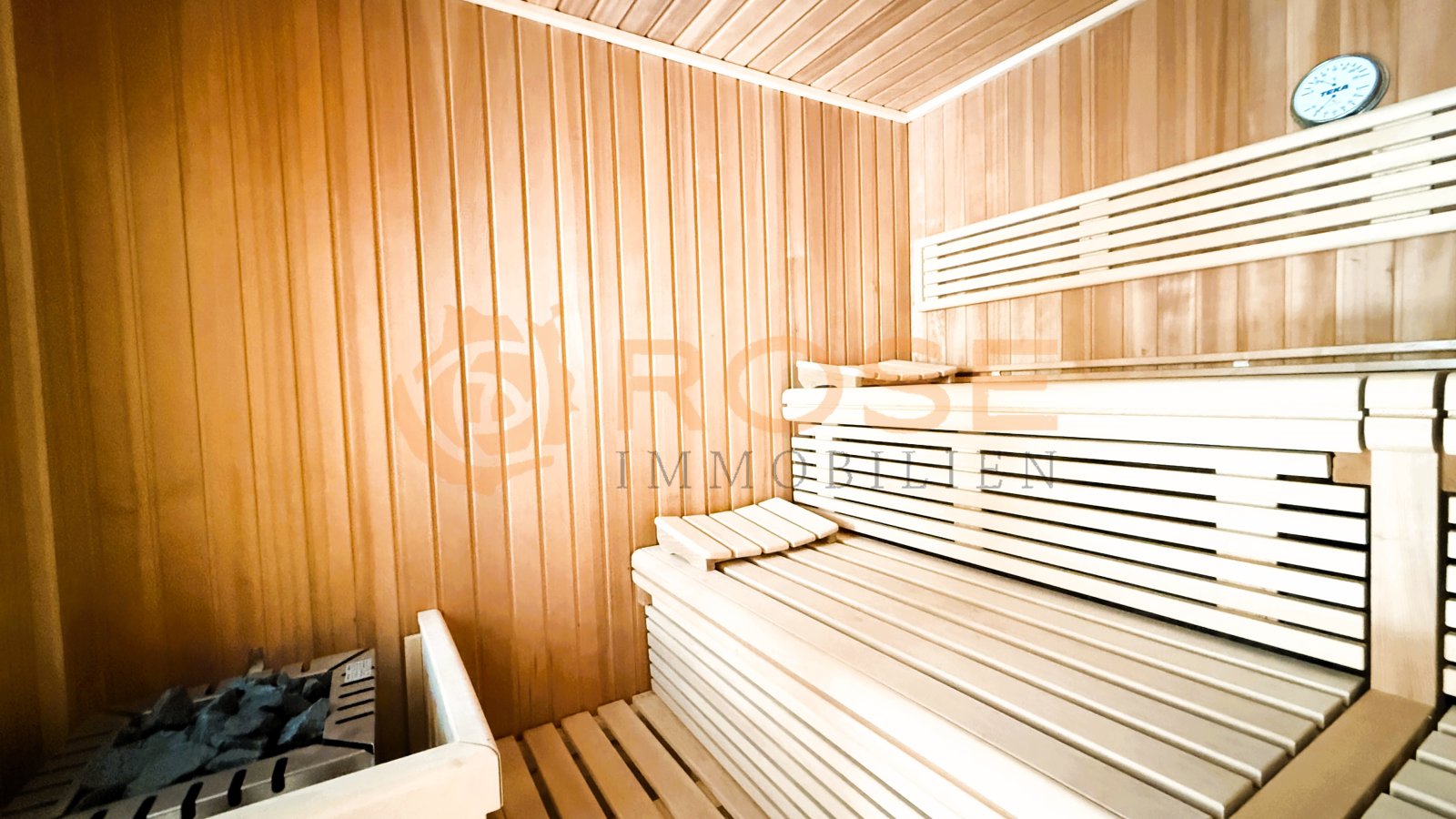 Wellness-Sauna mit hochwertiger Holzausstattung und professioneller Infrarotwärmetechnik – Entspannungsoase im privaten Bereich Wellness-Sauna mit hochwertiger Holzausstattung und professioneller Infrarotwärmetechnik – Entspannungsoase im privaten Bereich