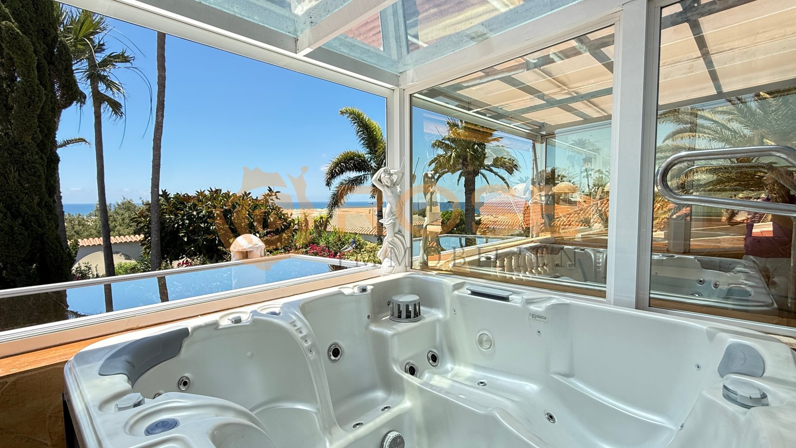 Luxus-Whirlpool mit Rundum-Verglasung und Meerblick – Wellness-Genuss mit freiem Horizont Luxus-Whirlpool mit Rundum-Verglasung und Meerblick – Wellness-Genuss mit freiem Horizont