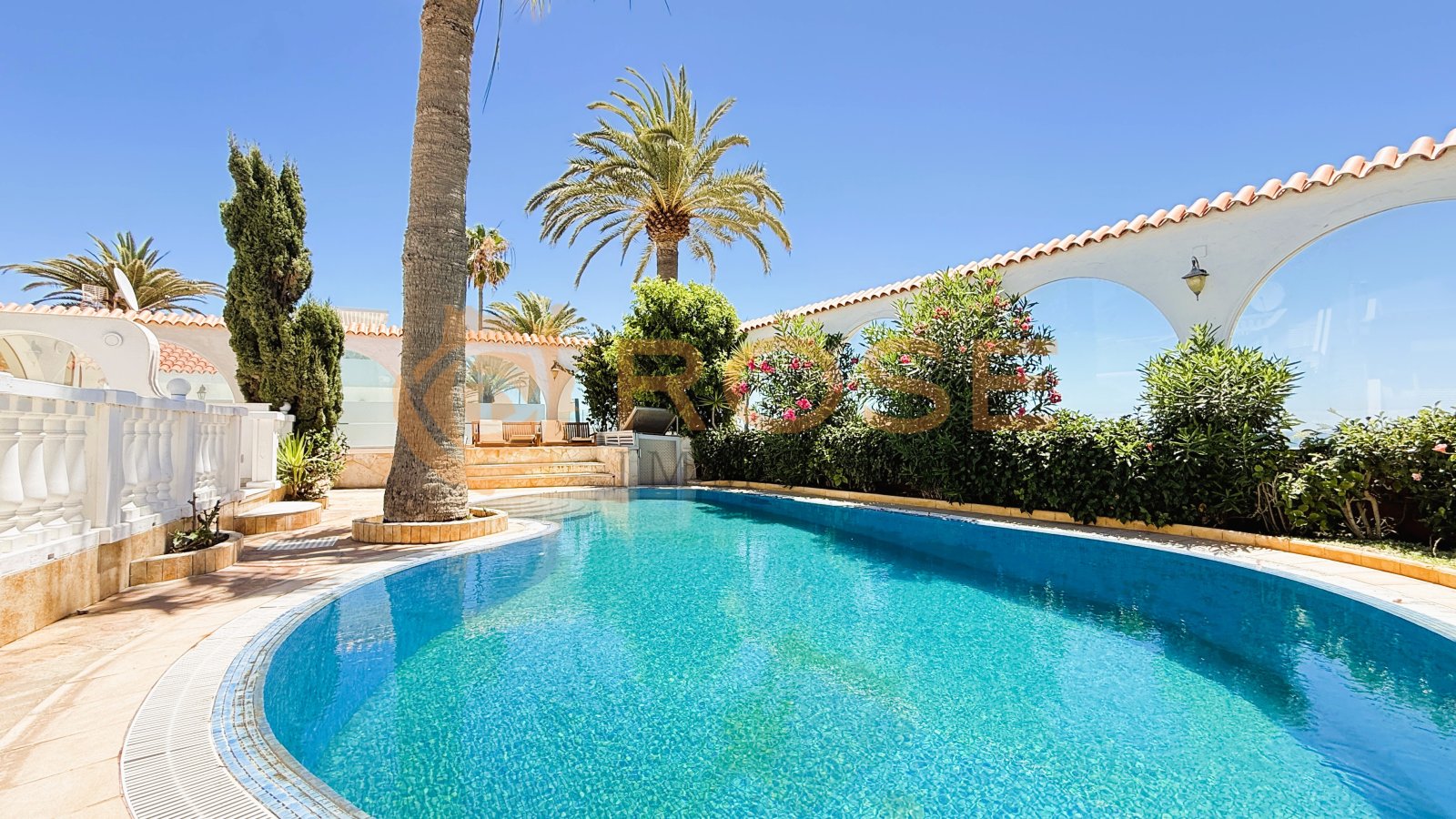 Beheizter Swimmingpool mit eleganter Arkaden-Architektur – Centerpiece des Außenbereichs mit mediterranem Flair Beheizter Swimmingpool mit eleganter Arkaden-Architektur – Centerpiece des Außenbereichs mit mediterranem Flair