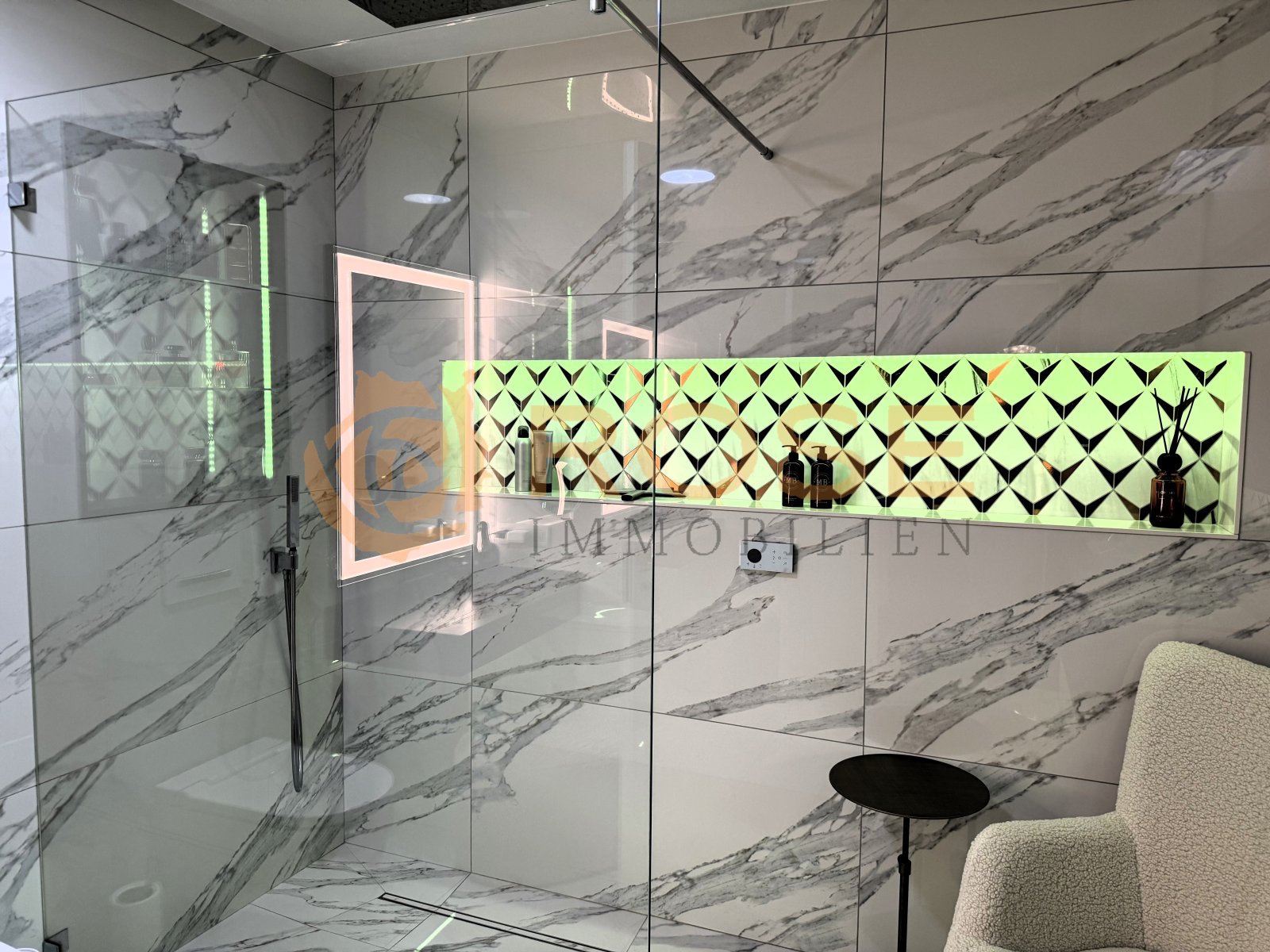 Luxus-Badezimmer mit beleuchteter Wandnische und rahmenloser Glasdusche – Spa-Ambiente mit Marmor-Eleganz Luxus-Badezimmer mit beleuchteter Wandnische und rahmenloser Glasdusche – Spa-Ambiente mit Marmor-Eleganz