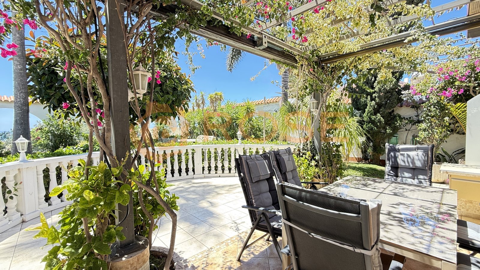 Überdachte Terrasse mit Pergola – schattenspendender Außenbereich für ganzjährige Nutzung Überdachte Terrasse mit Pergola – schattenspendender Außenbereich für ganzjährige Nutzung