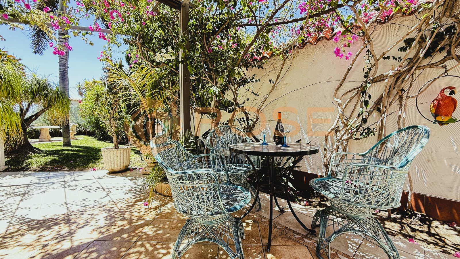 Schattige Pergola mit naturbelassenem Innenhofcharakter – idealer Rückzugsort Schattige Pergola mit naturbelassenem Innenhofcharakter – idealer Rückzugsort