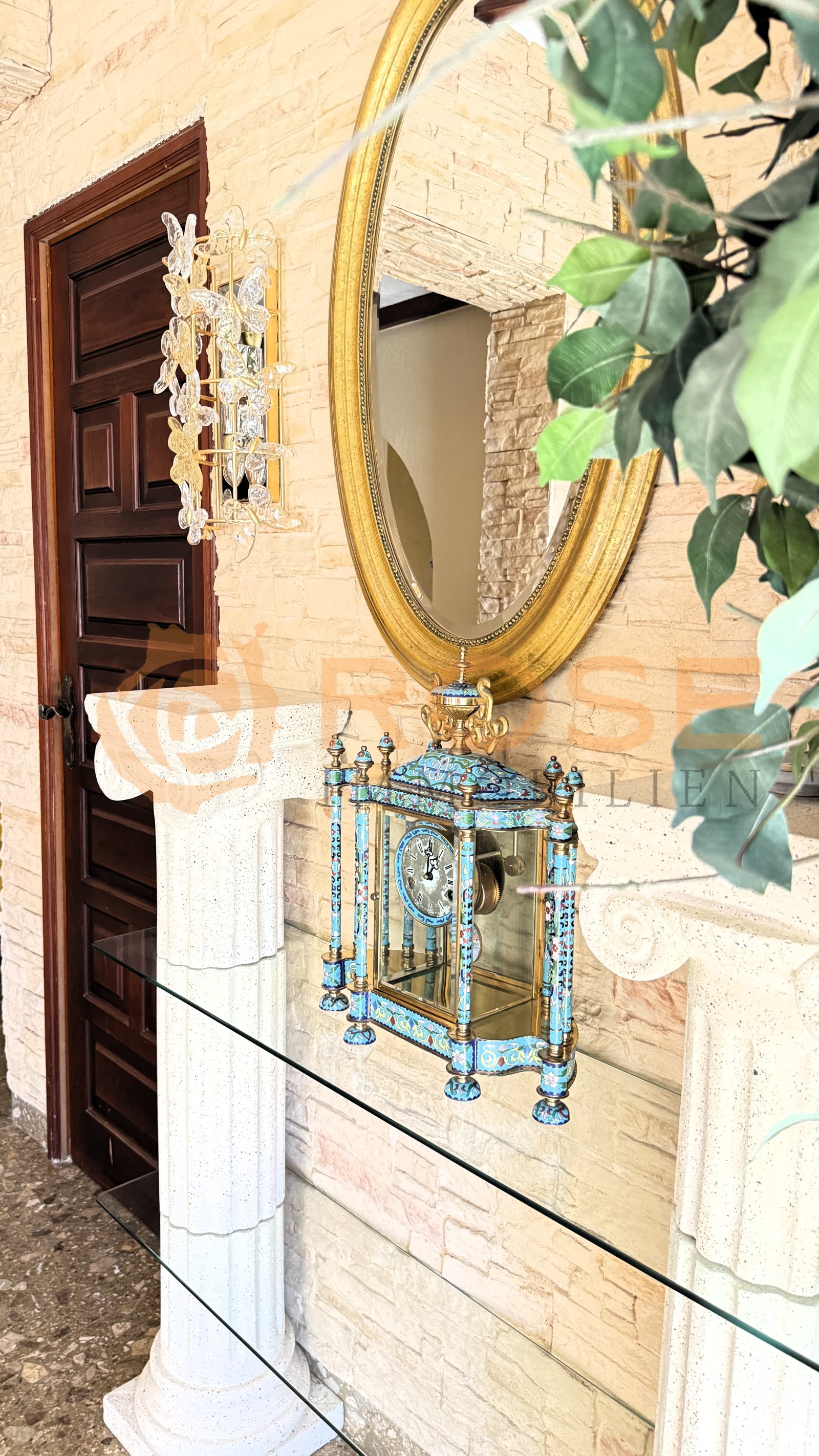Eleganter Flurbereich mit charaktervoller Natursteinwand und hochwertigen Türelementen – repräsentative Raumgestaltung mit authentischem Charakter Eleganter Flurbereich mit charaktervoller Natursteinwand und hochwertigen Türelementen – repräsentative Raumgestaltung mit authentischem Charakter