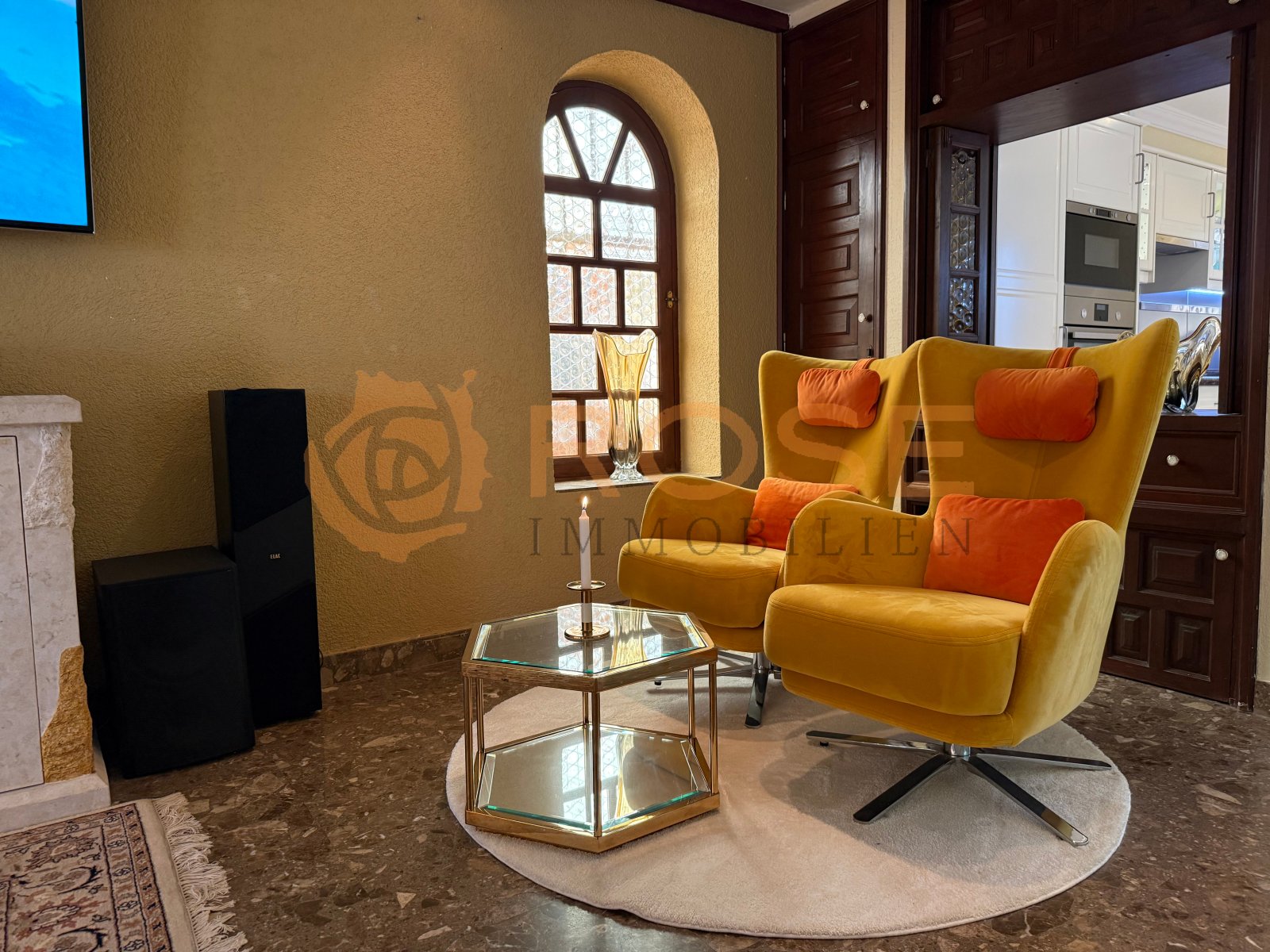 Elegantes Wohnzimmer mit charaktervollem Arkadenfenster und offener Raumverbindung zur Küche – harmonische Raumaufteilung mit optimaler Lichtzufuhr Elegantes Wohnzimmer mit charaktervollem Arkadenfenster und offener Raumverbindung zur Küche – harmonische Raumaufteilung mit optimaler Lichtzufuhr