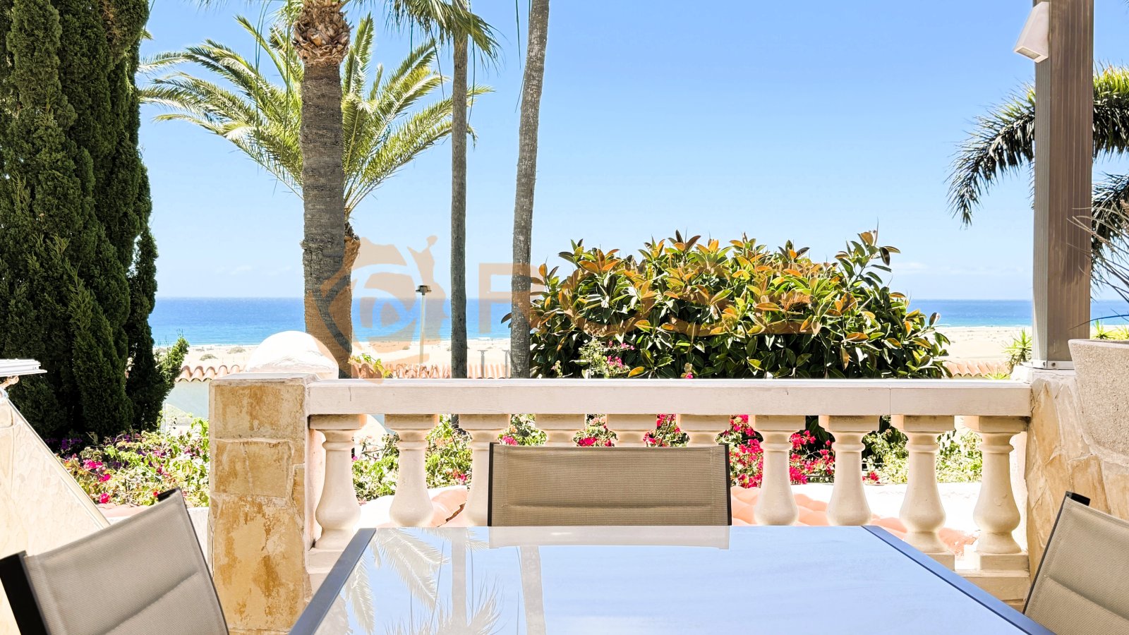 Terrasse mit Meerblick und direktem Strandzugang – Outdoor-Dining mit Panorama-Ausblick Terrasse mit Meerblick und direktem Strandzugang – Outdoor-Dining mit Panorama-Ausblick