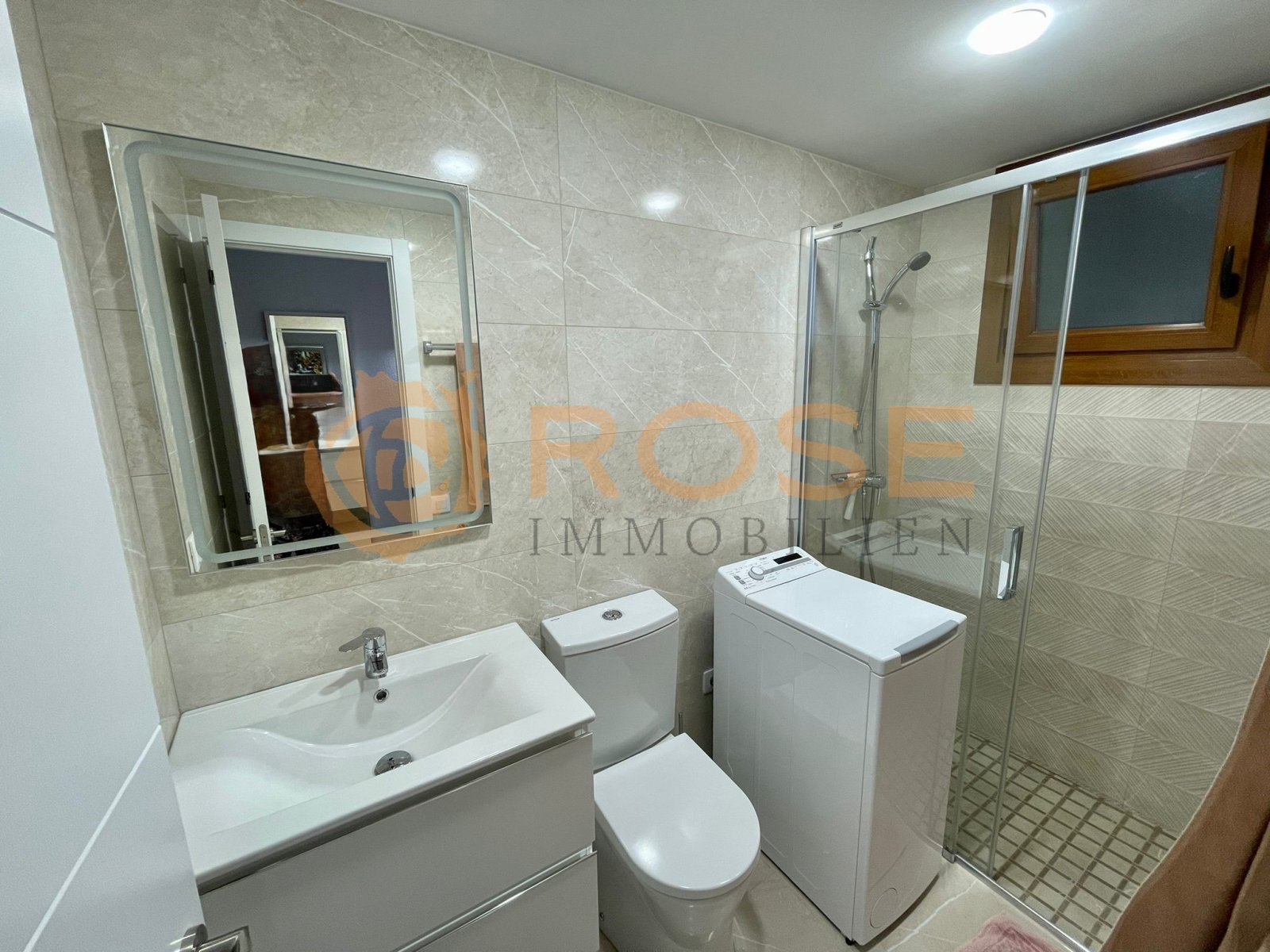 Modernes Badezimmer mit ebenerdiger Dusche und hochwertigem Fliesendesign
