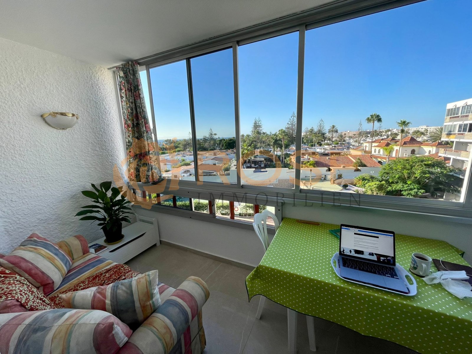 Helles Arbeitszimmer mit panoramalen Fensterblicken und optimaler Raumnutzung