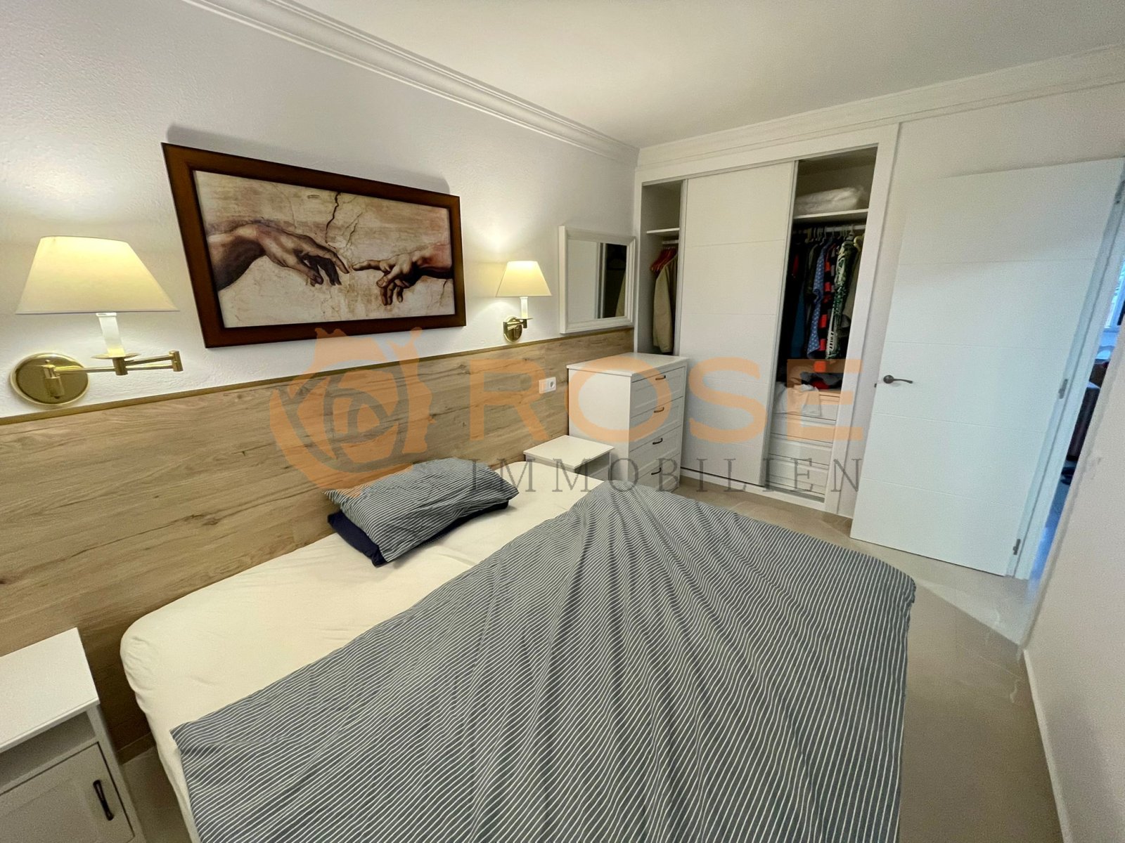 Geräumiges Schlafzimmer mit begehbarem Kleiderschrank und großzügiger Spiegelfront