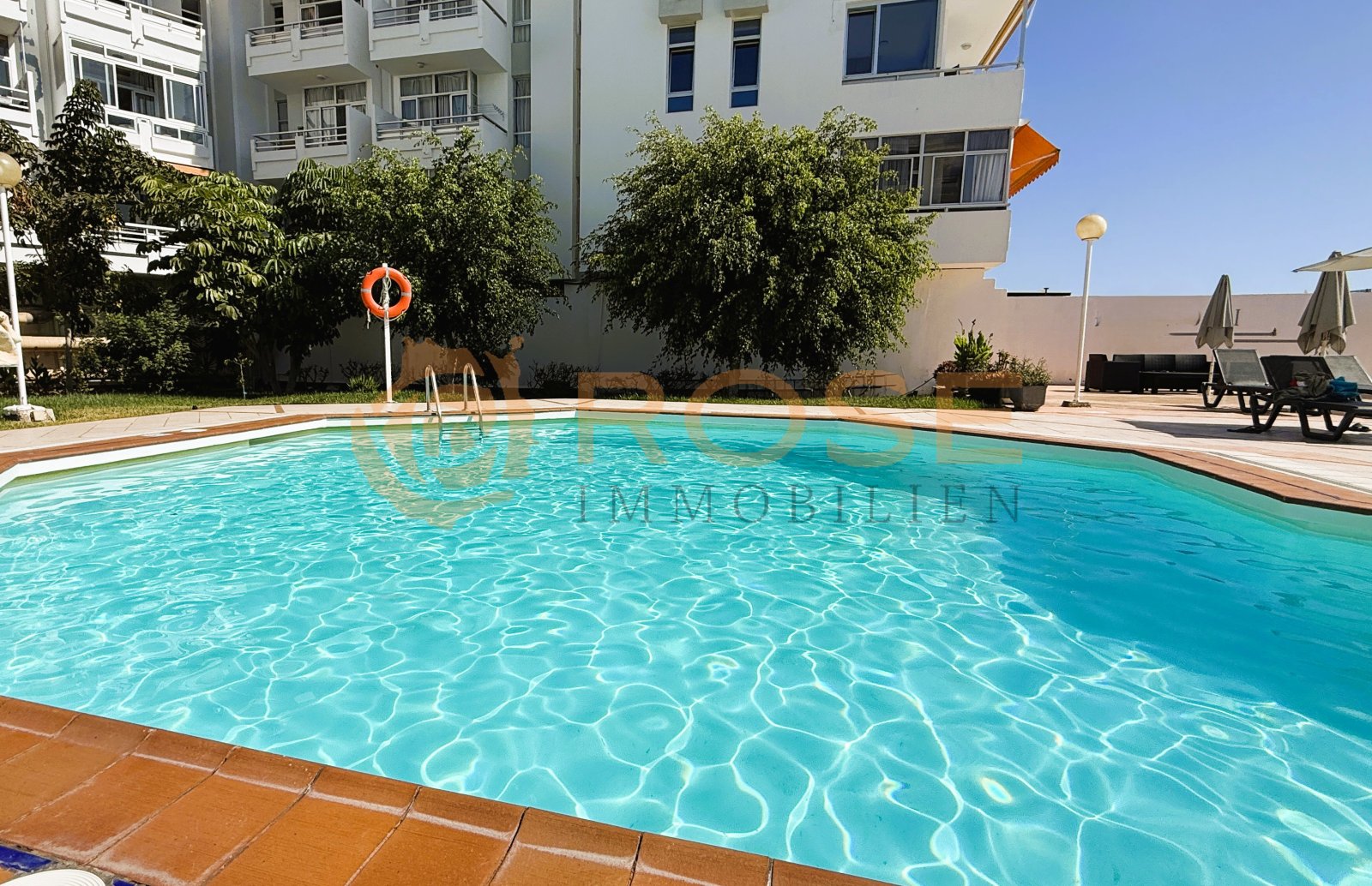 Erfrischende Poolanlage mit sonniger Terrasse und komfortablen Liegeflächen Erfrischende Poolanlage mit sonniger Terrasse und komfortablen Liegeflächen
