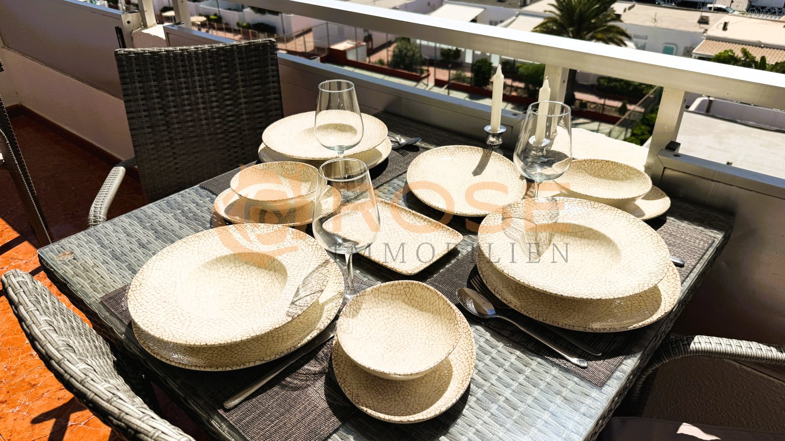 Terrassendining mit ausfahrbarem Sonnenschutz und Meerblick – perfekt für gesellige Stunden Terrassendining mit ausfahrbarem Sonnenschutz und Meerblick – perfekt für gesellige Stunden