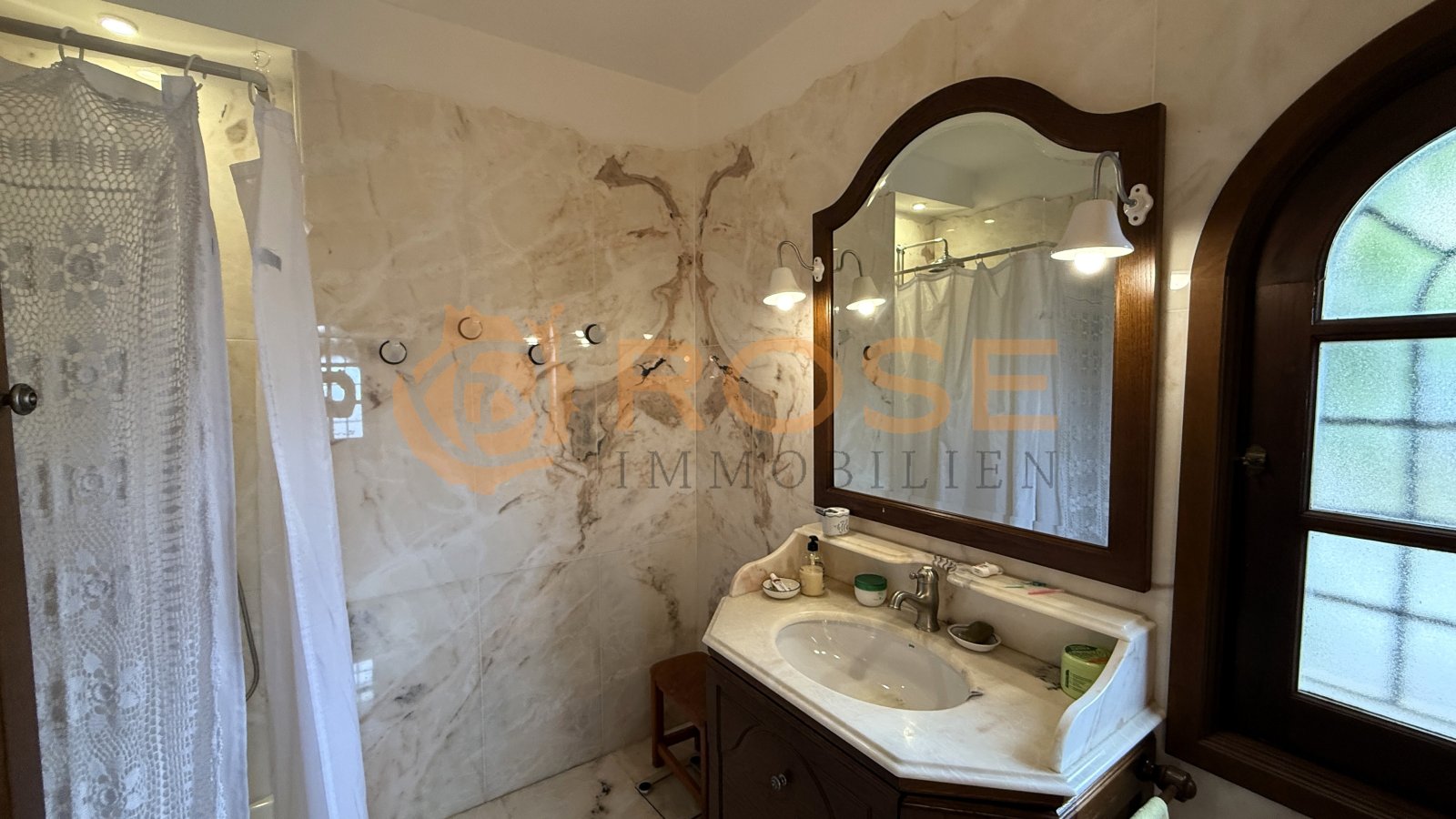 Elegantes Badezimmer mit hochwertigem Marmor und modernen Sanitäranlagen