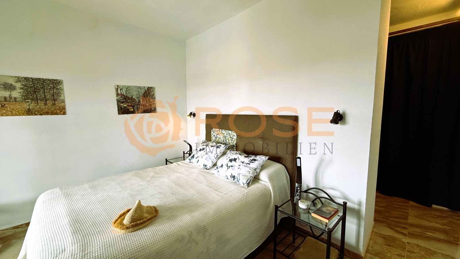 Helles Schlafzimmer mit großflächigen Wandflächen und flexiblem Raumangebot