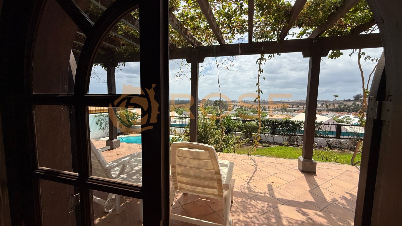Überdachte Terrasse mit Panoramablick und natürlicher Belüftung durch Pergola-Konstruktion