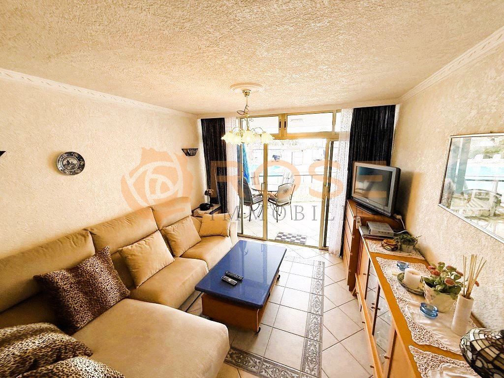 Helles Wohnzimmer mit großflächigen Glastüren zum Balkon – Optimale Raumnutzung und natürliche Helligkeit Helles Wohnzimmer mit großflächigen Glastüren zum Balkon – Optimale Raumnutzung und natürliche Helligkeit
