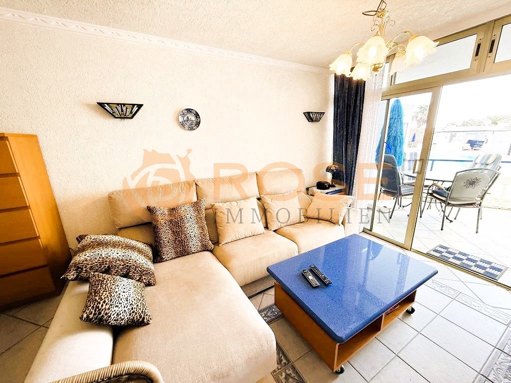 Helles Wohnzimmer mit großflächigen Glastüren zum Balkon – Optimale Raumnutzung und natürliche Helligkeit Helles Wohnzimmer mit großflächigen Glastüren zum Balkon – Optimale Raumnutzung und natürliche Helligkeit
