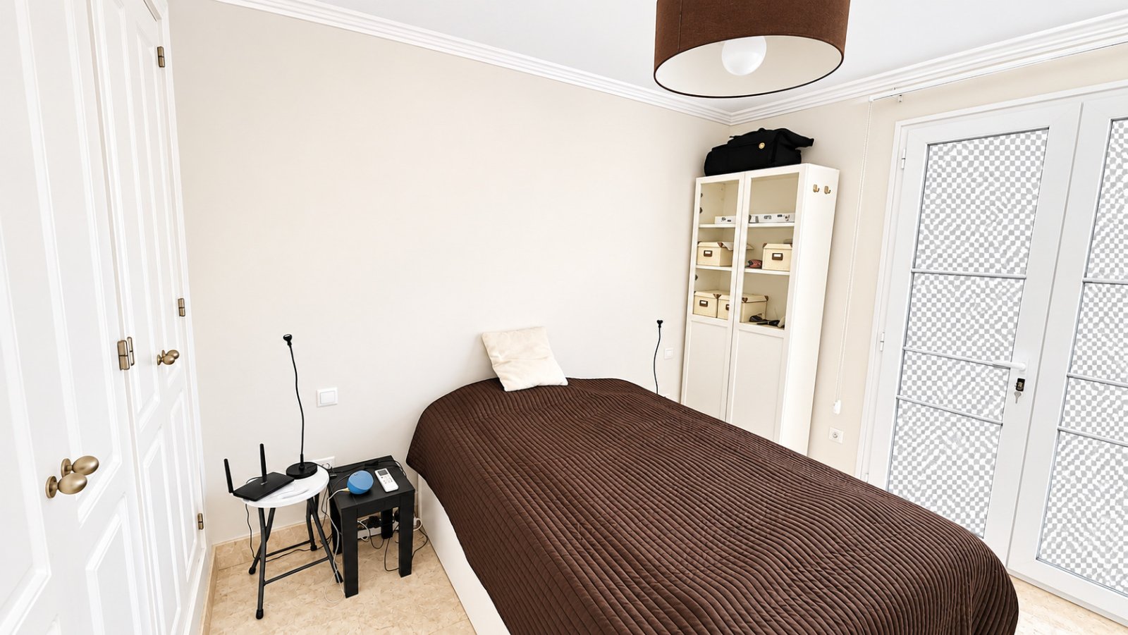 Helles Schlafzimmer mit direktem Terrassenzugang und großflächigen Schiebetüren