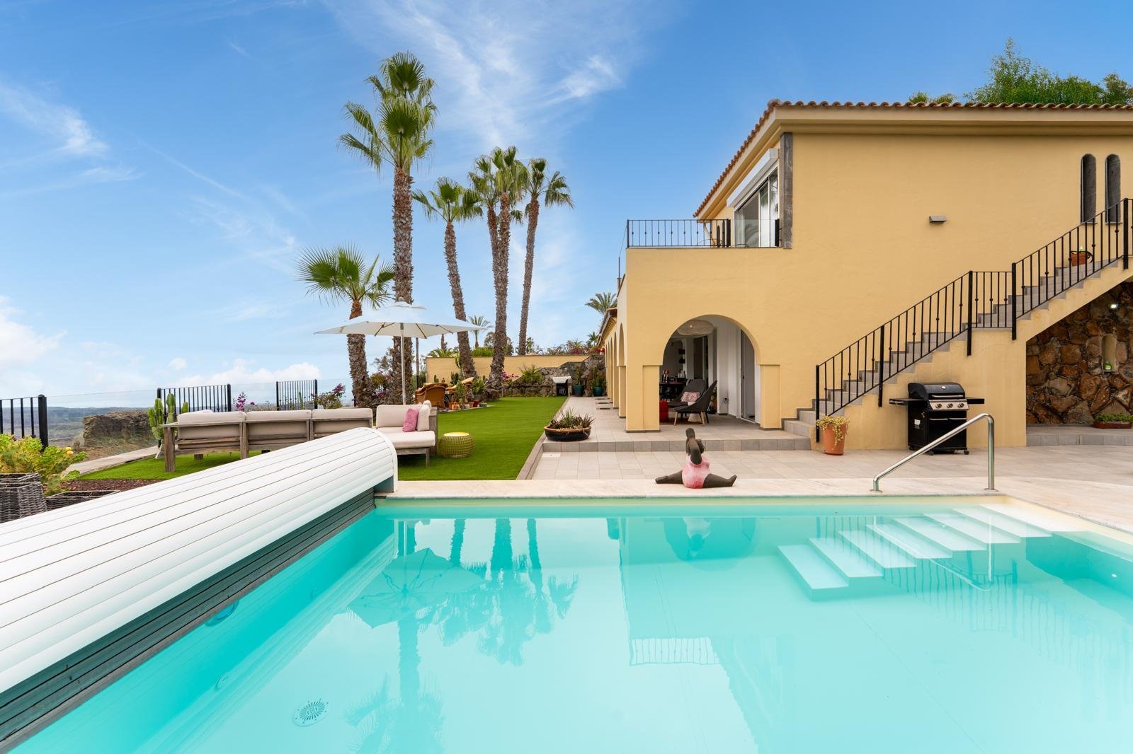 Spacious elegant villa in Monte Leon II for sale. Spacious elegant villa in Monte Leon II for sale.