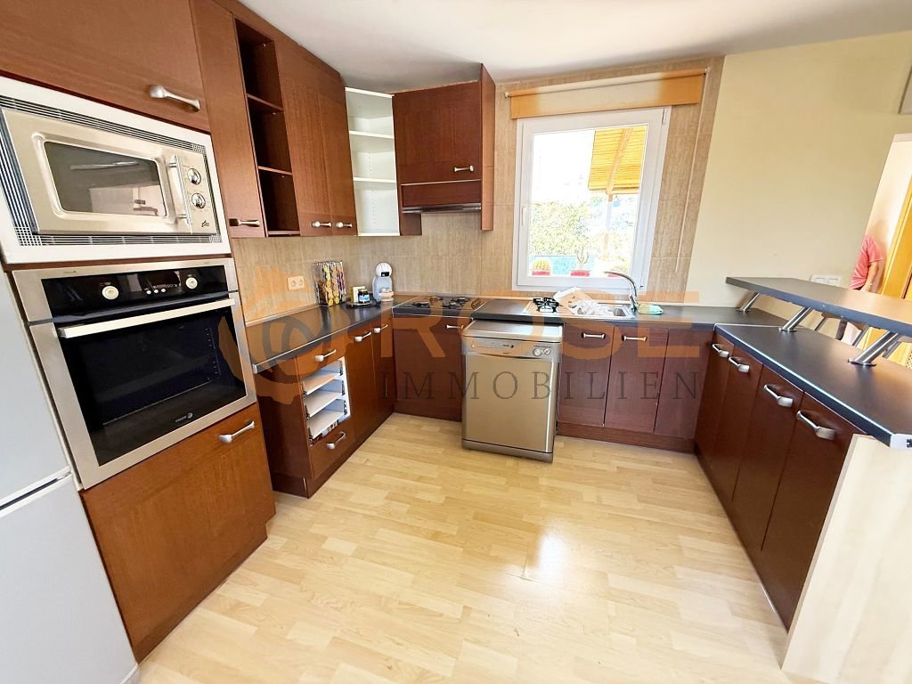 Modern kitchen with intelligent workspace layout and full appliance integration