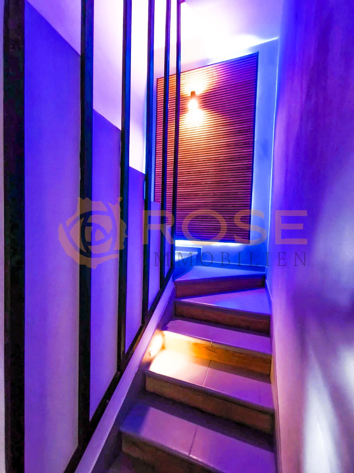 Staircase with intelligent LED lighting architecture and modern railing design