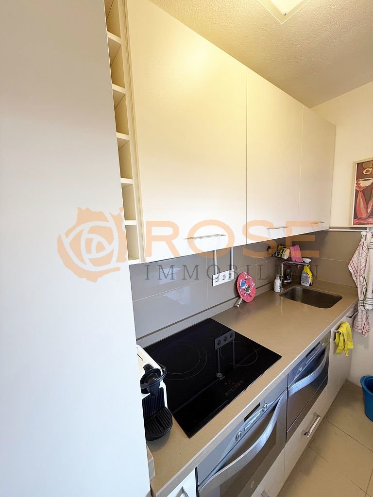 Modern kitchen unit with practical L-shape and integrated storage