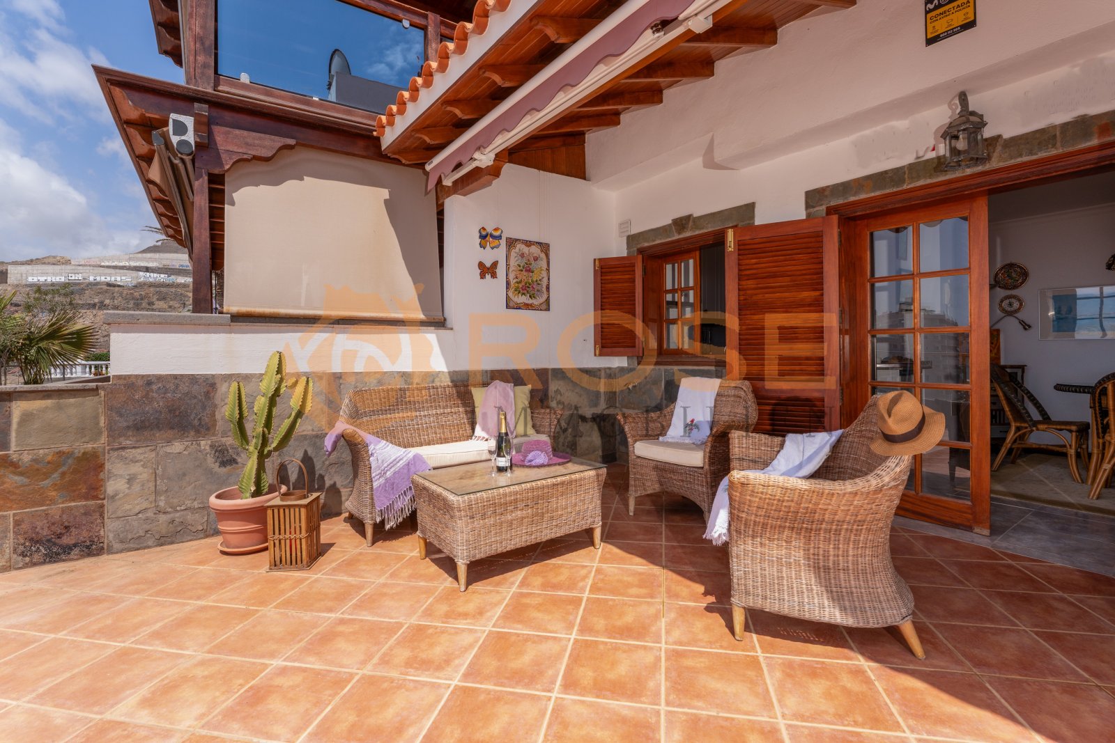 Covered lounge terrace with wooden pergola and integrated sun protection – your private relaxation area with sea view