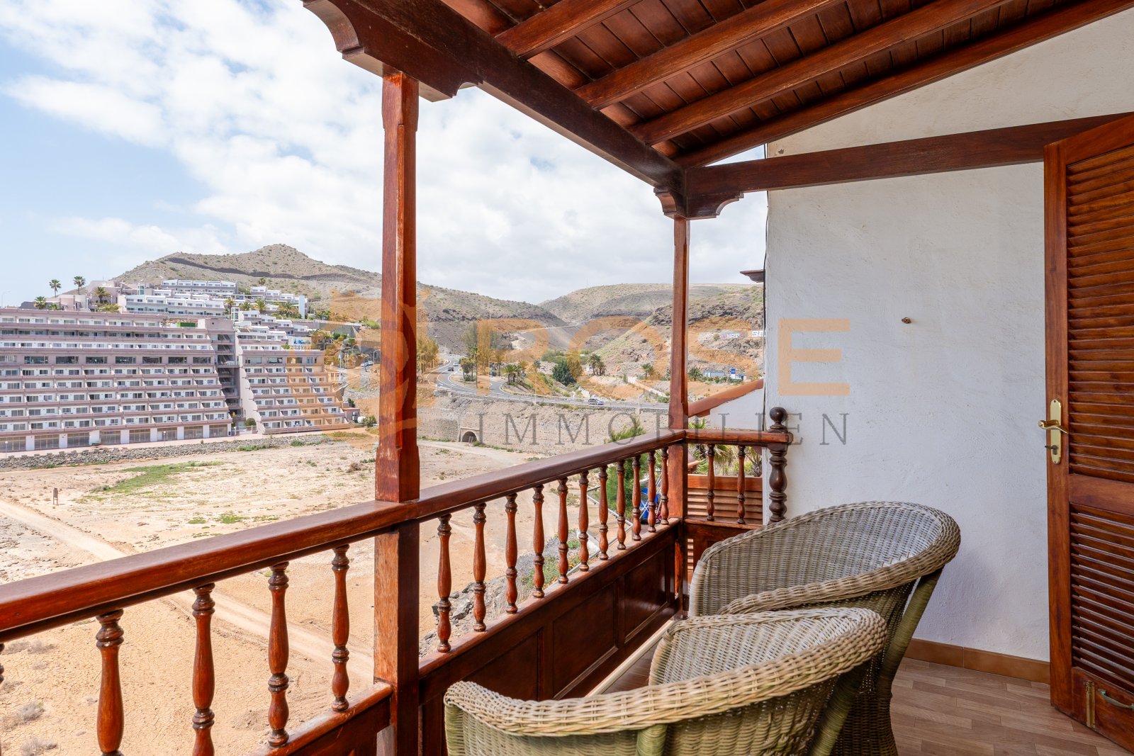 Terrace with panoramic view – Perfect retreat under protective wooden pergola