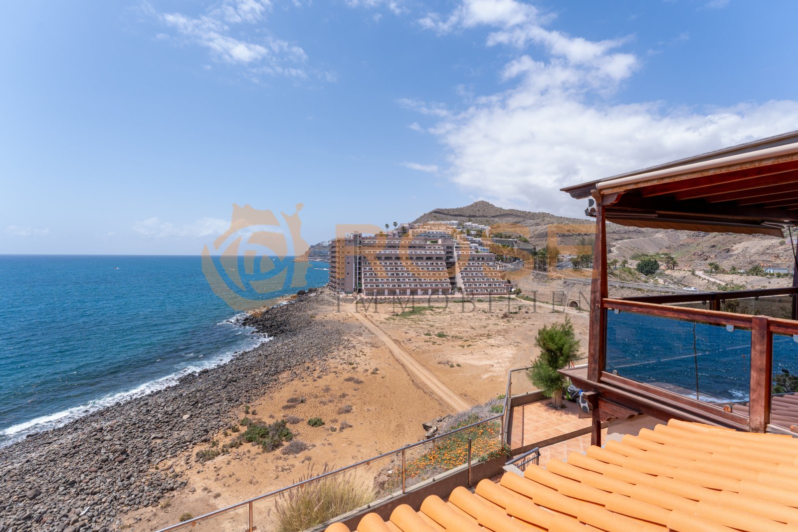 Terrace with sea view and integrated windbreak – your personal viewpoint over the coast