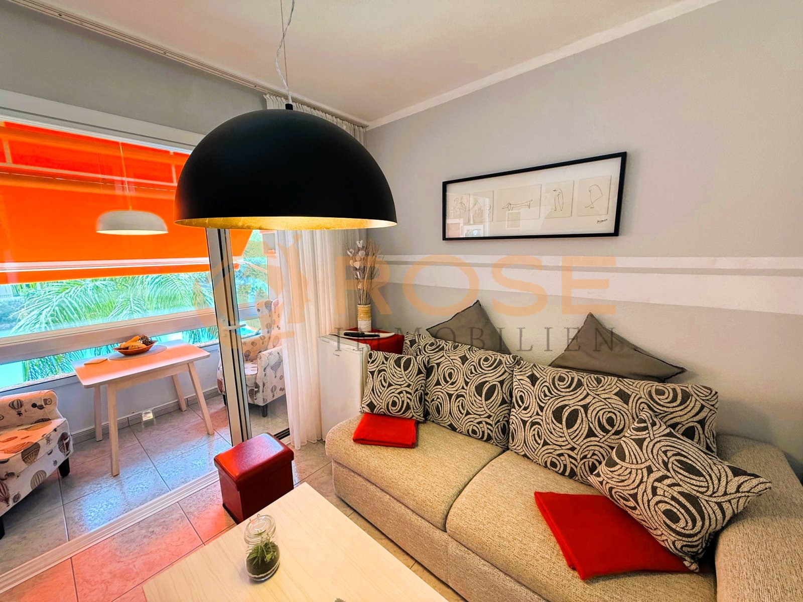 Living area with large glazing and direct access to the terrace