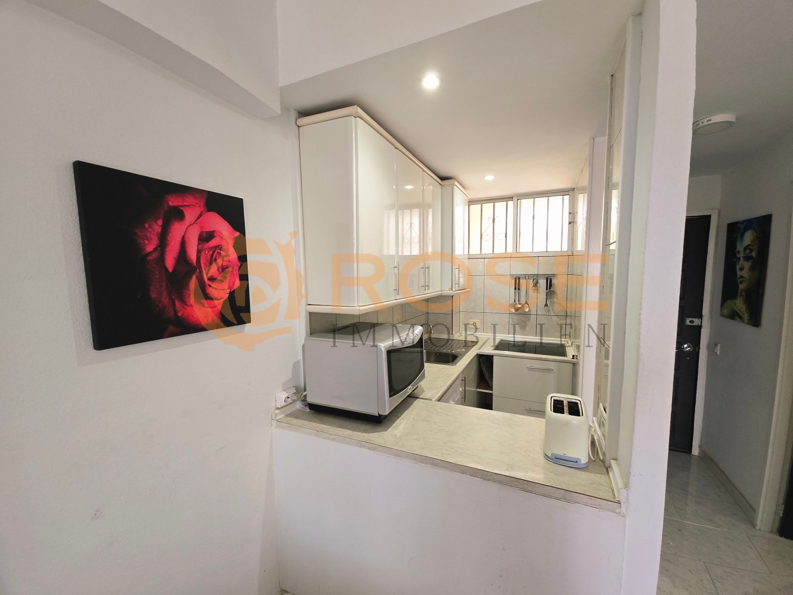 Open living kitchen with practical layout and well-designed kitchen unit. Open living kitchen with practical layout and well-designed kitchen unit.