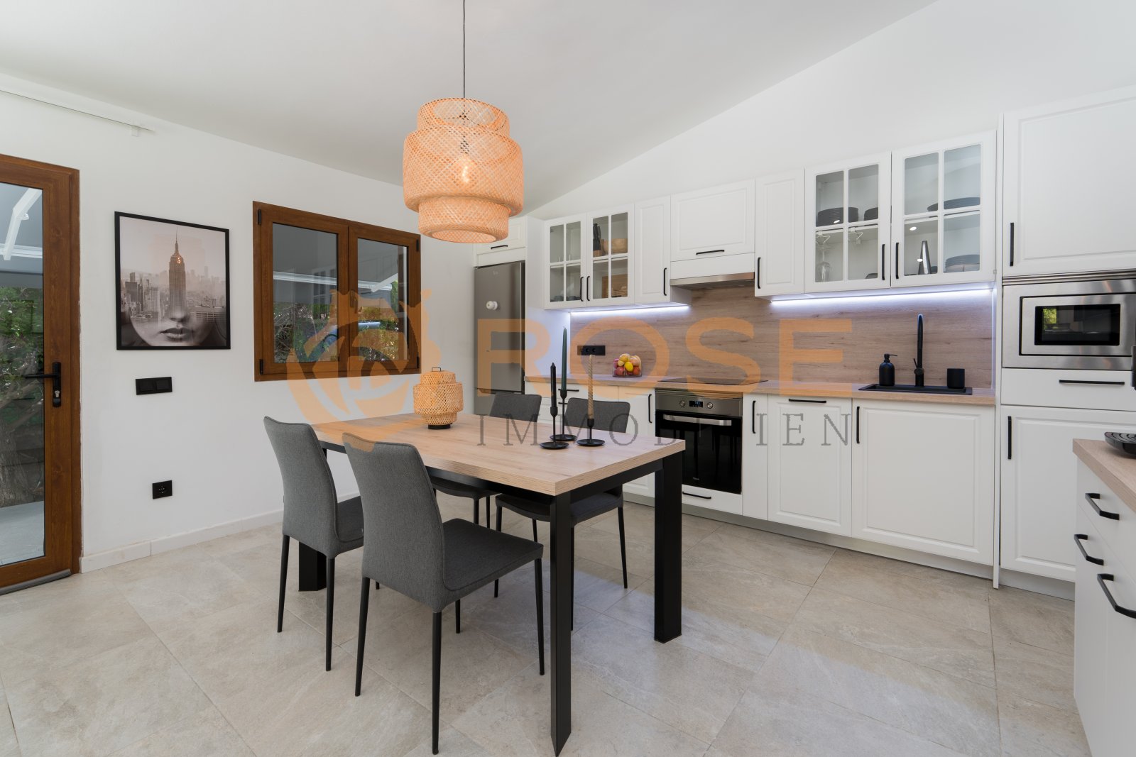 Open living kitchen with a well-designed layout and high-quality kitchen equipment Open living kitchen with a well-designed layout and high-quality kitchen equipment