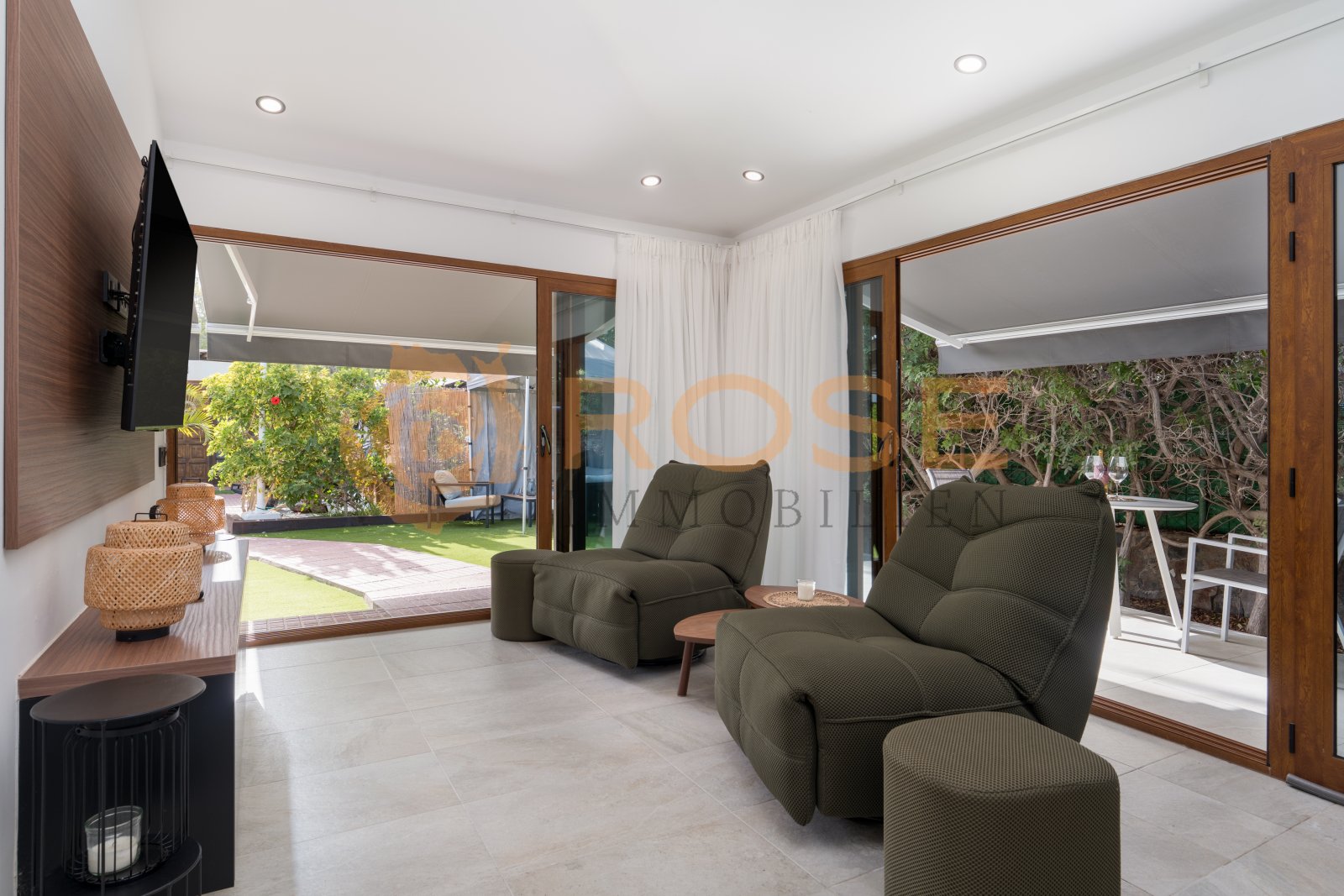 Living area with large sliding doors and direct access to the terrace Living area with large sliding doors and direct access to the terrace