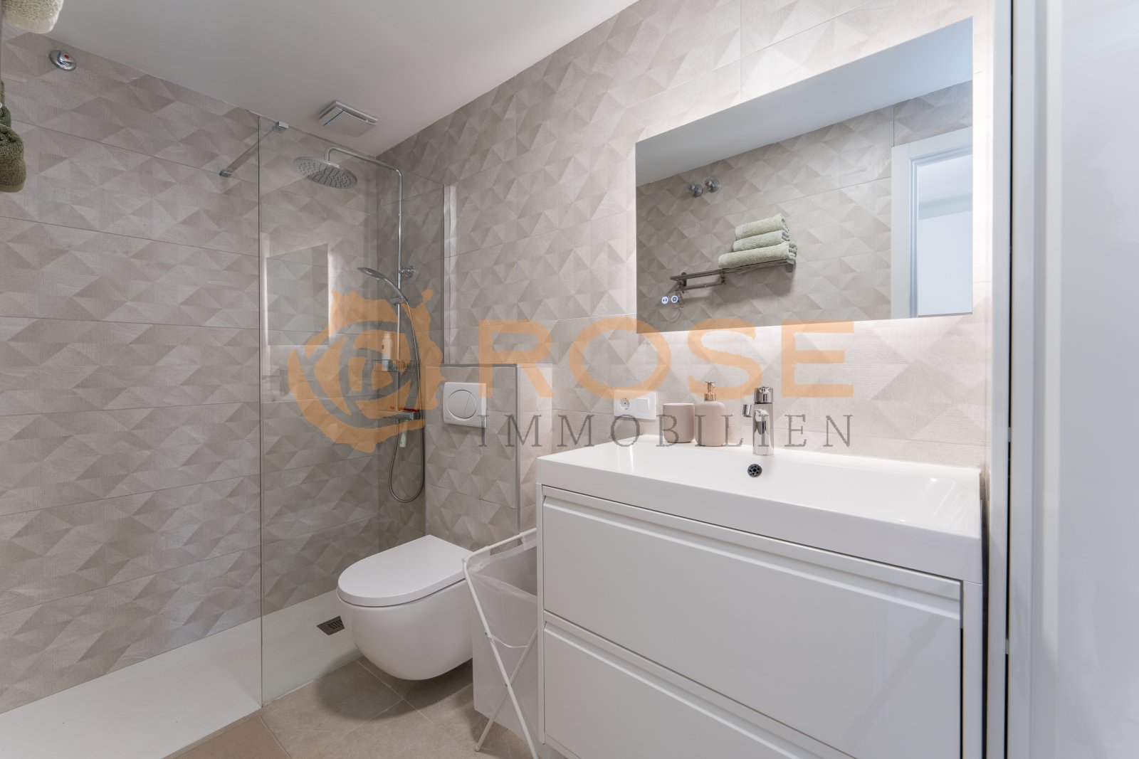 Modern bathroom with walk-in shower, wash basin unit, and large mirror Modern bathroom with walk-in shower, wash basin unit, and large mirror