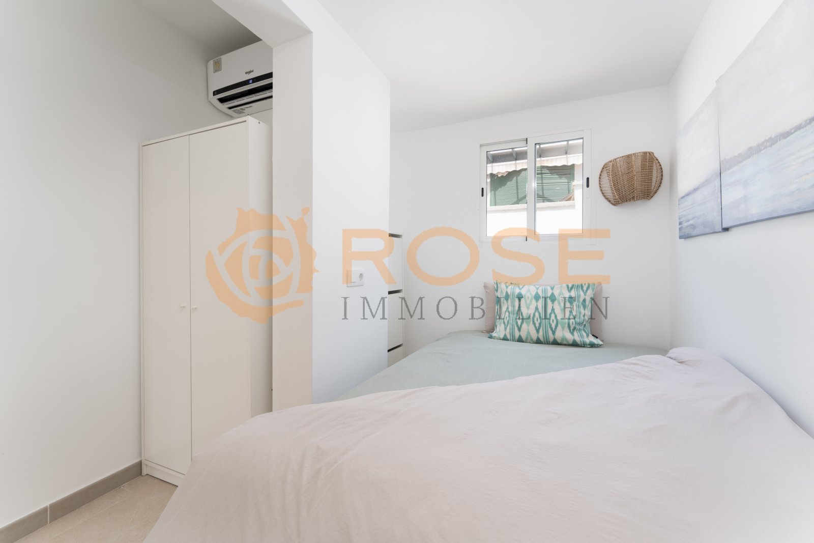 Airy bedroom with practical storage and modern air conditioning Airy bedroom with practical storage and modern air conditioning
