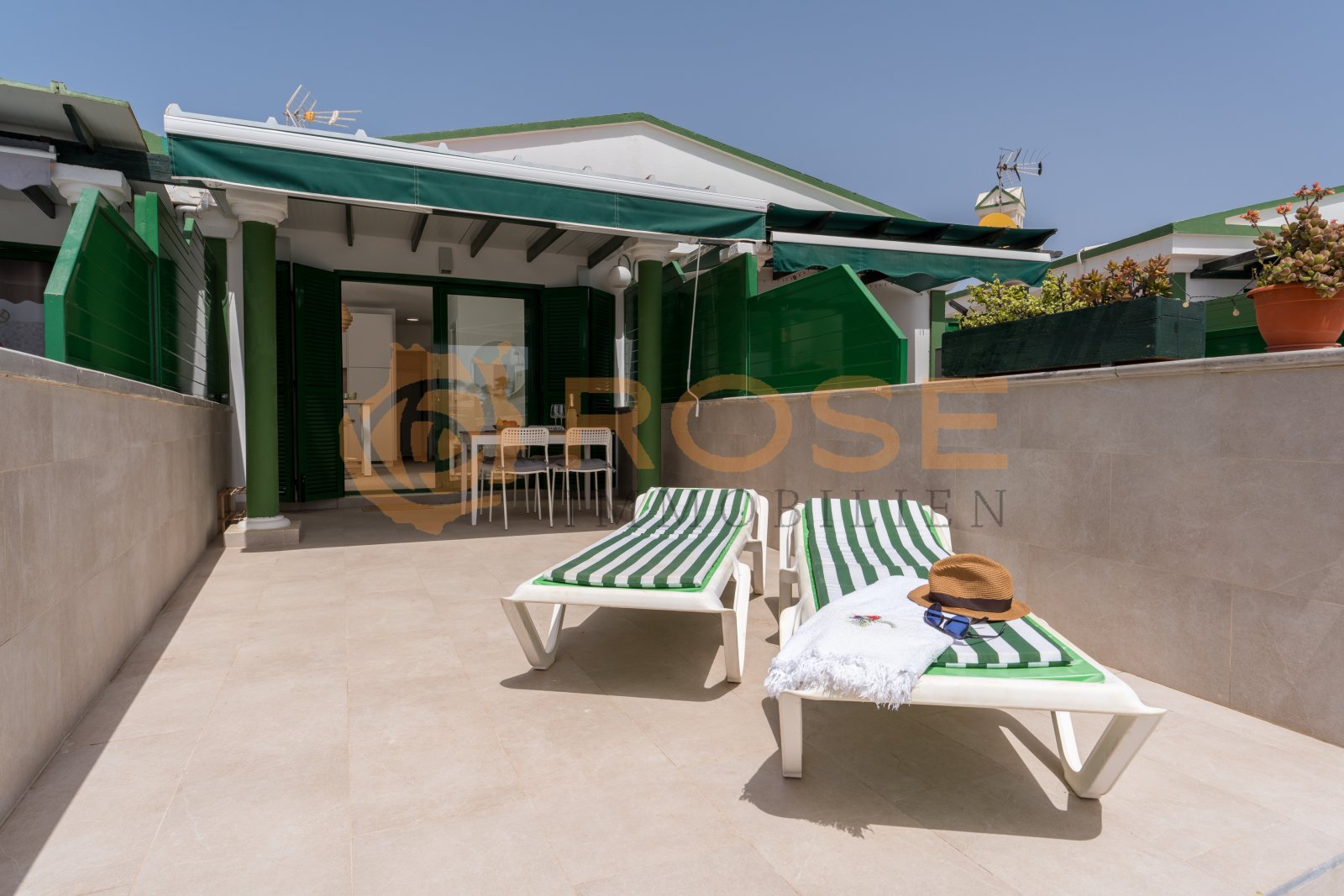Covered pool terrace with integrated dining area and flexible sun protection system Covered pool terrace with integrated dining area and flexible sun protection system